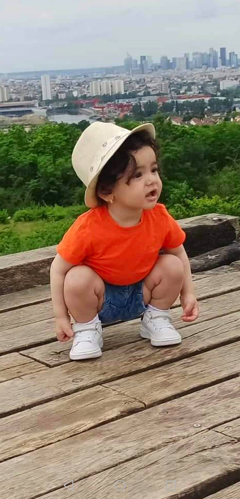 Mayelle a rejoint le concours — aidez-le/la à gagner de superbes lots ! baby_toddler_clothing, baseball_cap, cap, finger, grass, hand, happy, hat, human_body, leg, leisure, person, plant, shoe, shorts, sleeve, summer, thigh, toddler, tree