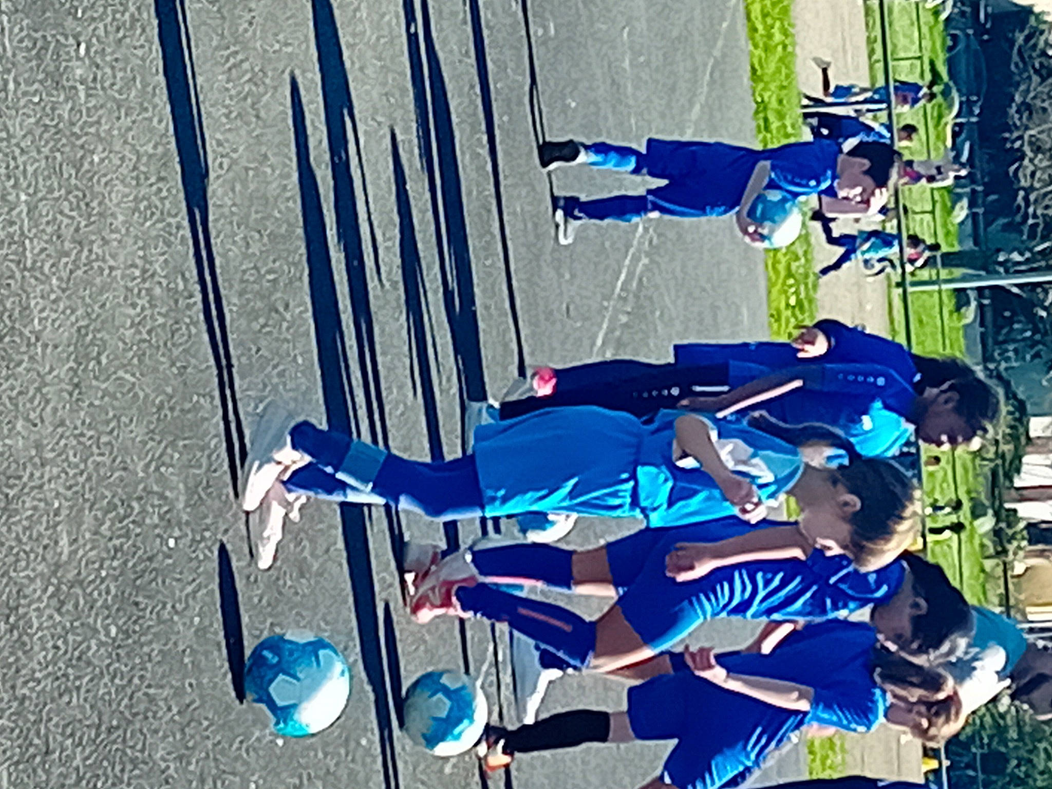 Carmen participe au concours pour gagner de l'argent avec cette photo : azure, blue, competition_event, electric_blue, fun, hat, jersey, knee, leisure, line, person, plant, player, recreation, shorts, soccer, sports, sports_uniform, sportswear, t_shirt