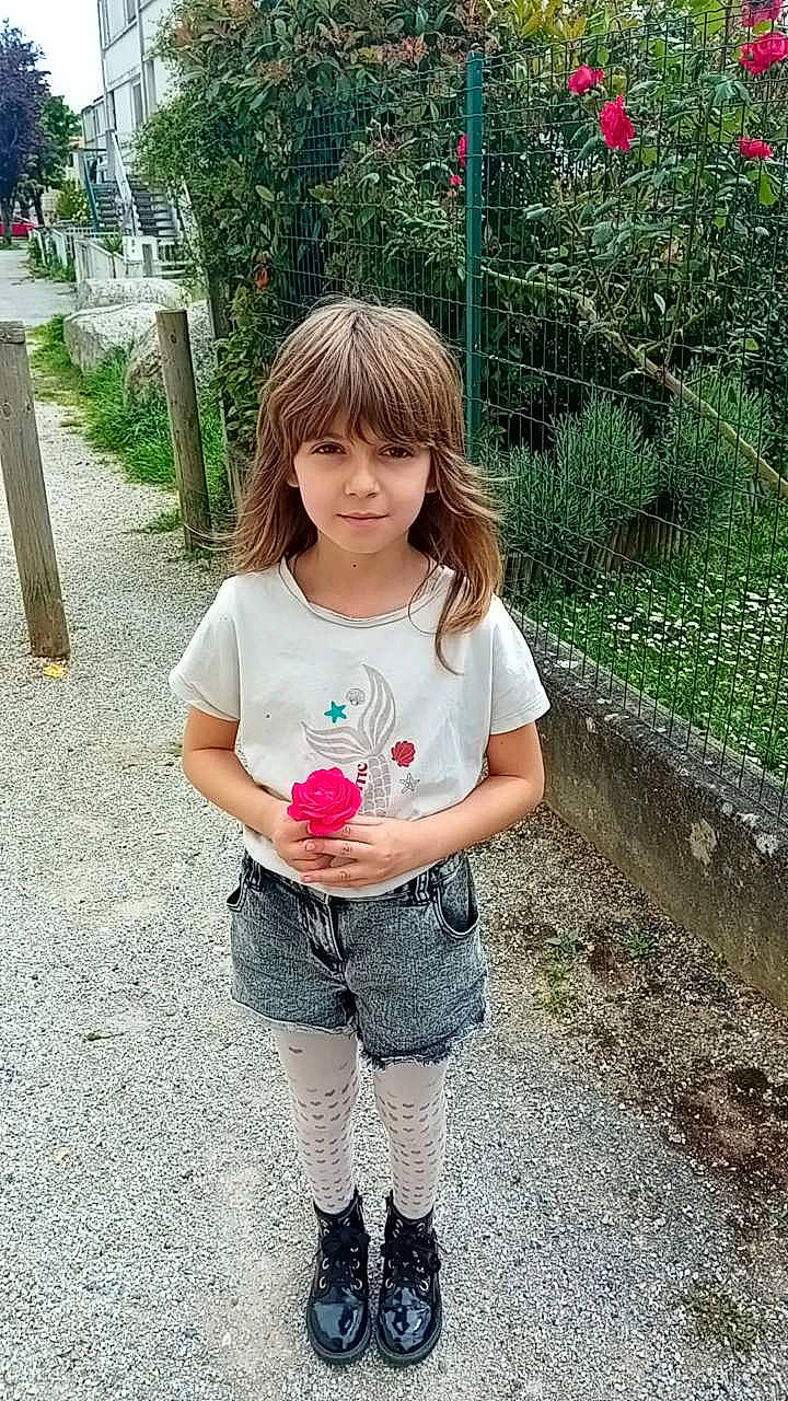 Carmen a rejoint le concours — aidez-le/la à gagner de superbes lots ! baby_toddler_clothing, blond, child, denim, flower, grass, happy, leisure, pattern, people_in_nature, person, pink, plant, shorts, sleeve, smile, t_shirt, thigh, toddler, tree