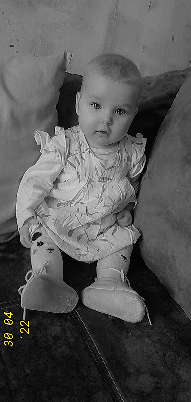 Nathalia participe au concours pour gagner de l'argent avec cette photo : baby_toddler_clothing, black_and_white, cheek, eye, eyebrow, face, flash_photography, gesture, hair, happy, head, human_body, iris, lip, mouth, nose, person, shoulder, skin, sleeve