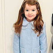 Assia a rejoint le concours — aidez-le/la à gagner de superbes lots ! child, girl, smile, long_hair, headband, light_blue_coat, lace, collar, pockets, standing, indoor, portrait, cute, fashion, winter_clothing, warm, young, person, happy, background