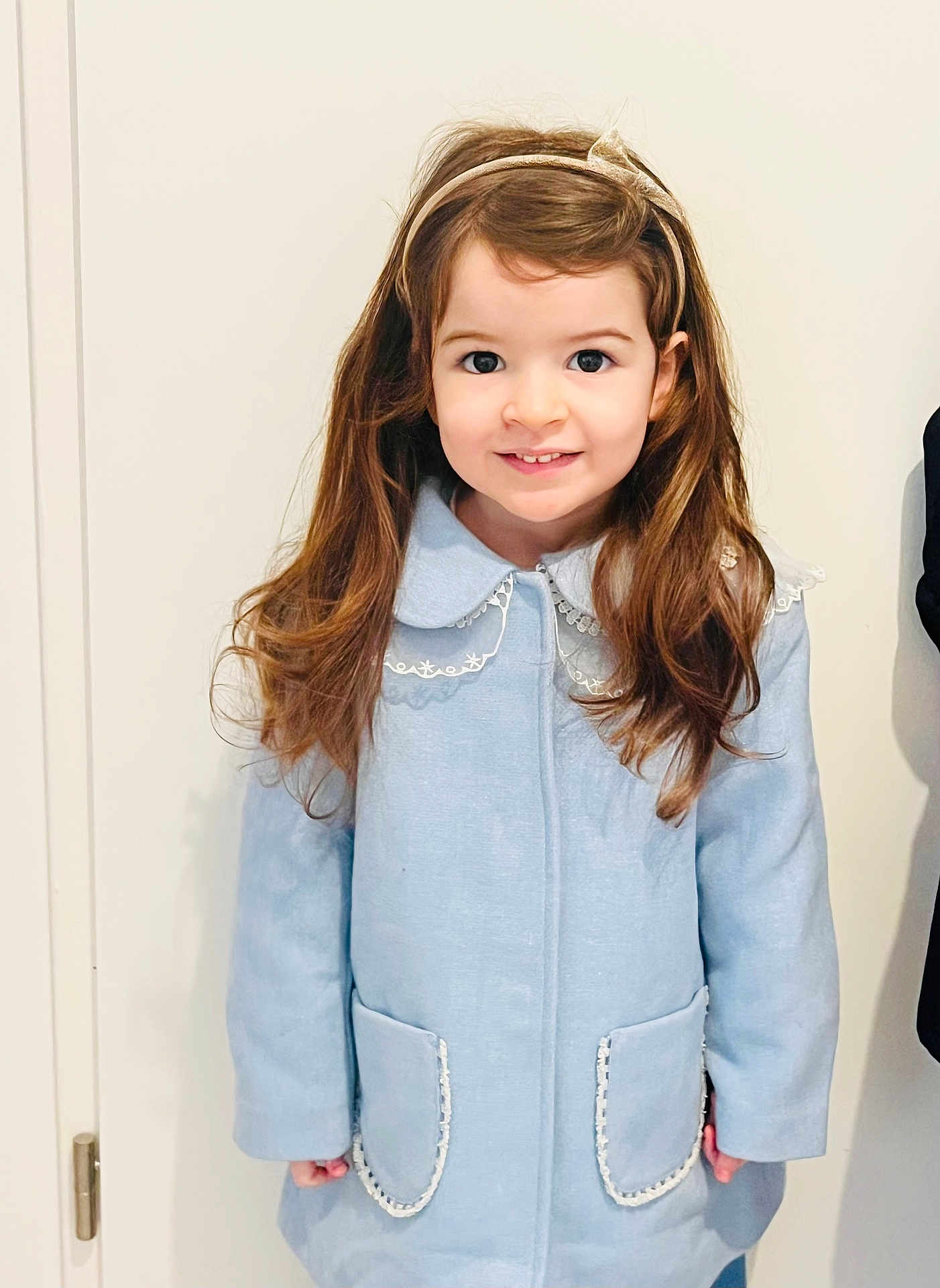 Assia a rejoint le concours — aidez-le/la à gagner de superbes lots ! child, girl, smile, long_hair, headband, light_blue_coat, lace, collar, pockets, standing, indoor, portrait, cute, fashion, winter_clothing, warm, young, person, happy, background