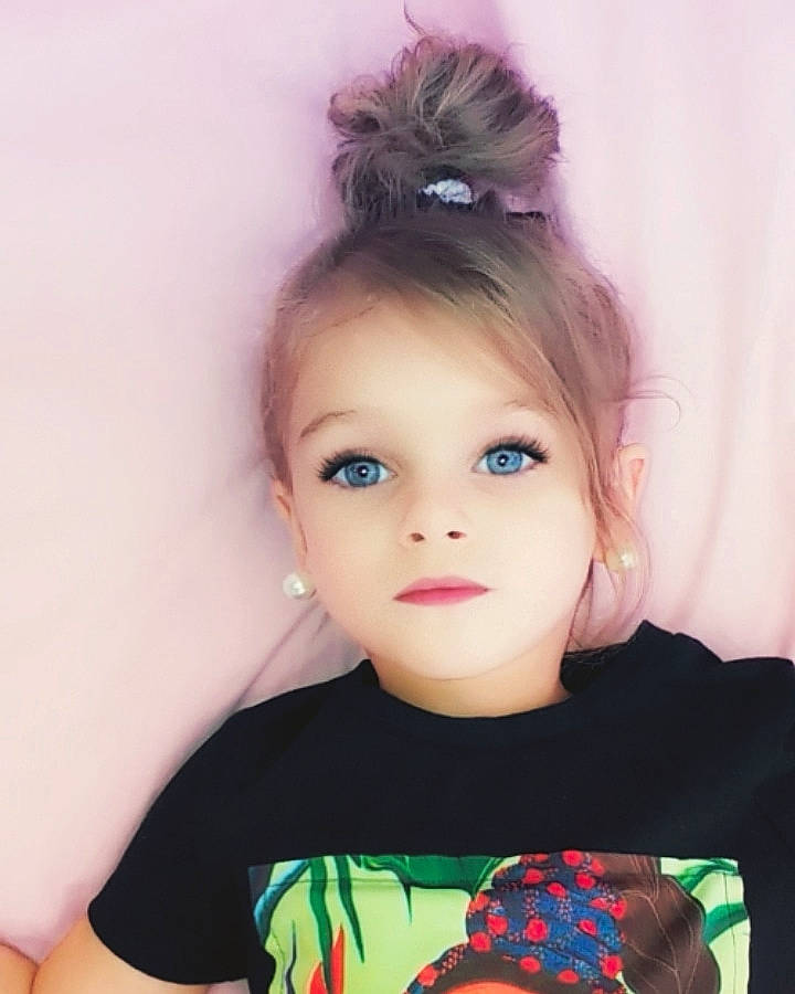 Kimberley a rejoint le concours — aidez-le/la à gagner de superbes lots ! beauty, cheek, child, child_model, chin, ear, eye, eyebrow, eyelash, face, forehead, hair, hairstyle, head, iris, lip, long_hair, nose, person, pink