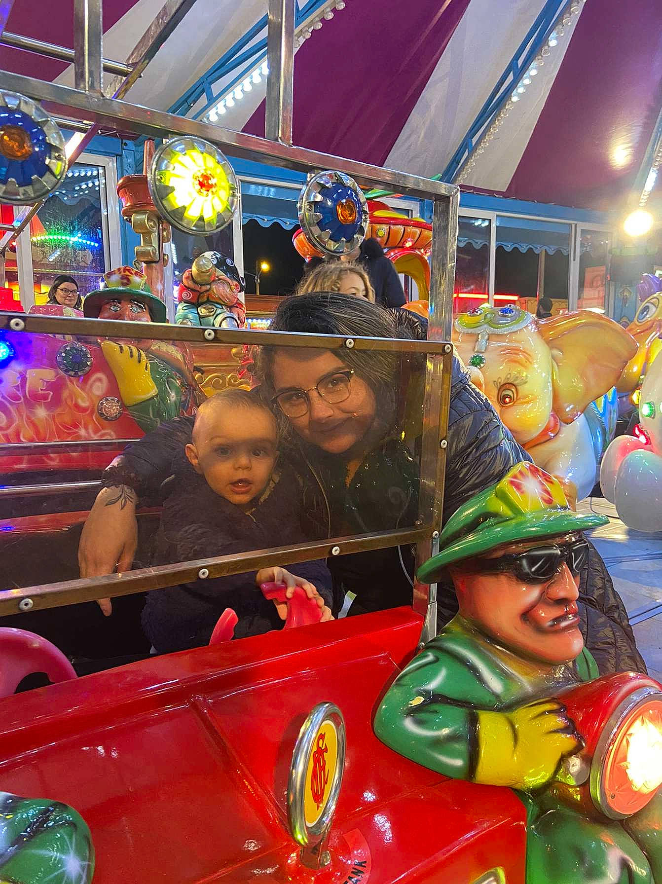 Lissandro a rejoint le concours — aidez-le/la à gagner de superbes lots ! amusement_ride, auto_part, automotive_design, automotive_exterior, automotive_lighting, bumper, event, fun, hat, headlamp, headwear, joy, leisure, mode_of_transport, motor_vehicle, person, public_space, recreation, smile, snapshot