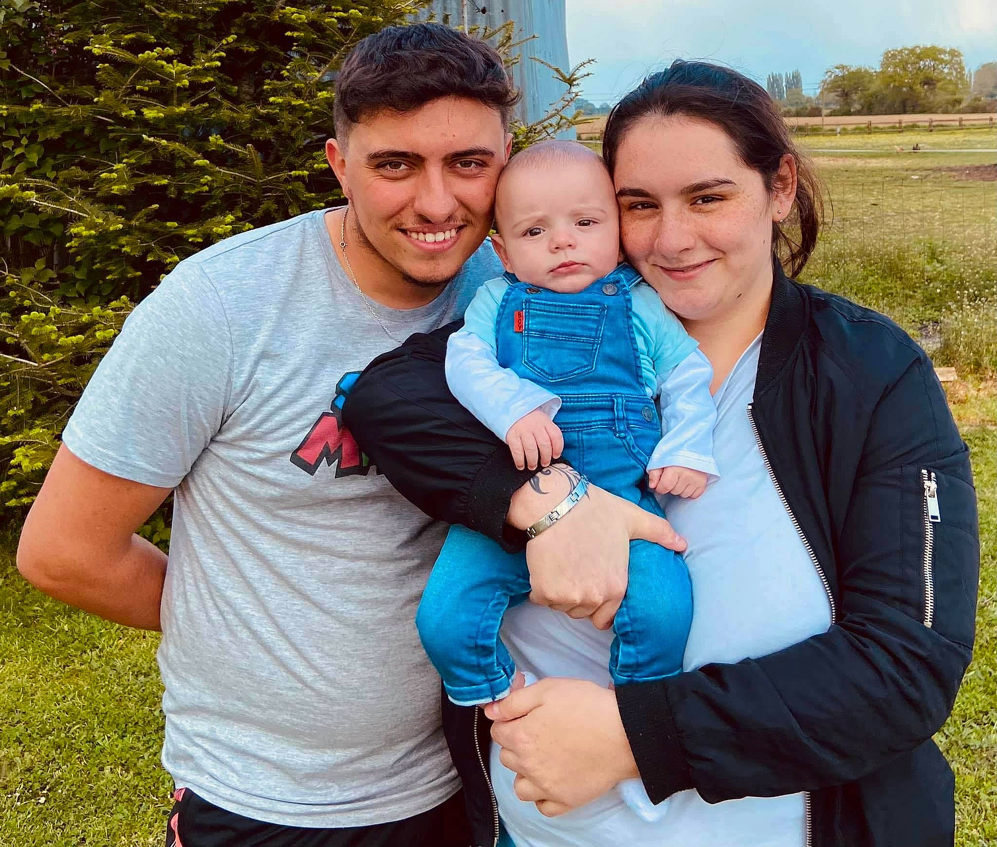 Lissandro a rejoint le concours — aidez-le/la à gagner de superbes lots ! arm, baby, electric_blue, event, face, facial_expression, fun, gesture, grass, happy, hat, hug, joy, leisure, people_in_nature, person, plant, sleeve, smile, t_shirt