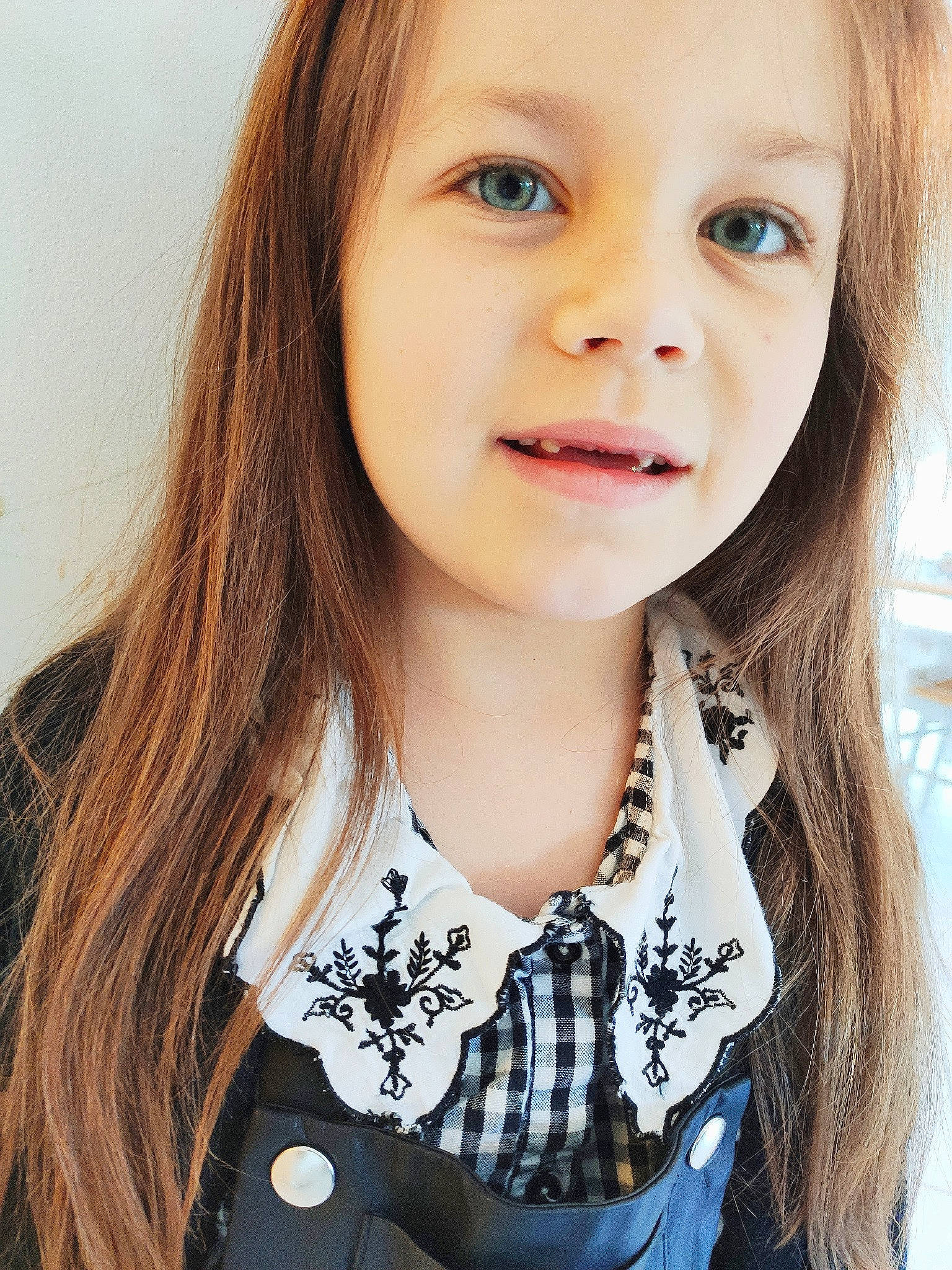 Capucine participe au concours pour gagner de l'argent avec cette photo : cheek, chin, clothing, eyebrow, eyelash, facial_expression, forehead, hairstyle, iris, jaw, lip, neck, nose, organ, outerwear, person, photograph, shoulder, skin, sleeve