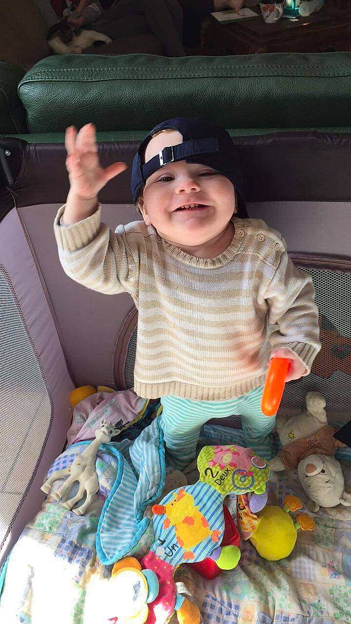 Enzo participe au concours pour gagner de l'argent avec cette photo : baby, child, cool, finger, fun, headwear, joy, person, play, sitting, smile, toddler