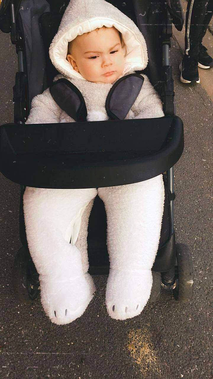 Enzo participe au concours pour gagner de l'argent avec cette photo : baby, baby_carriage, baby_products, child, leg, person, product, sitting, smile, toddler