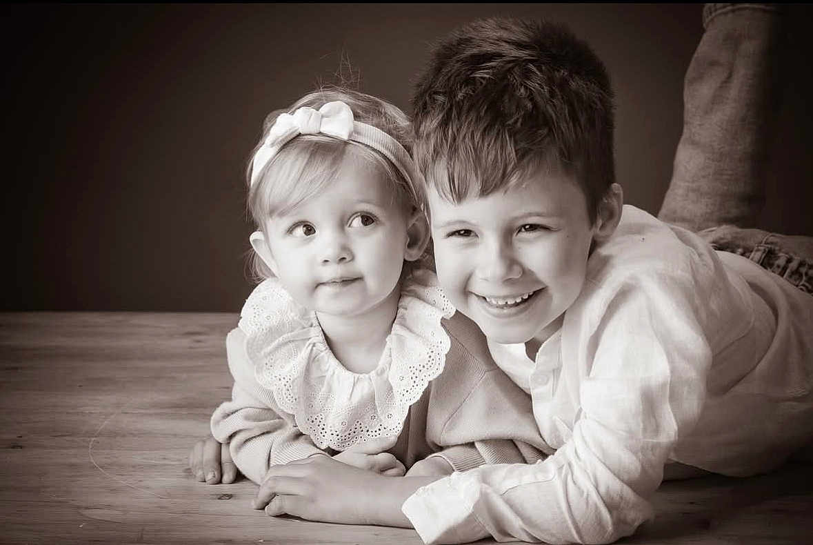 Alma a rejoint le concours — aidez-le/la à gagner de superbes lots ! children, siblings, smiling, headband, boy, girl, portrait, sepia, floor, wooden_floor, cute, happy, young, innocence, family, laying_down, clothing, indoor, childhood, together