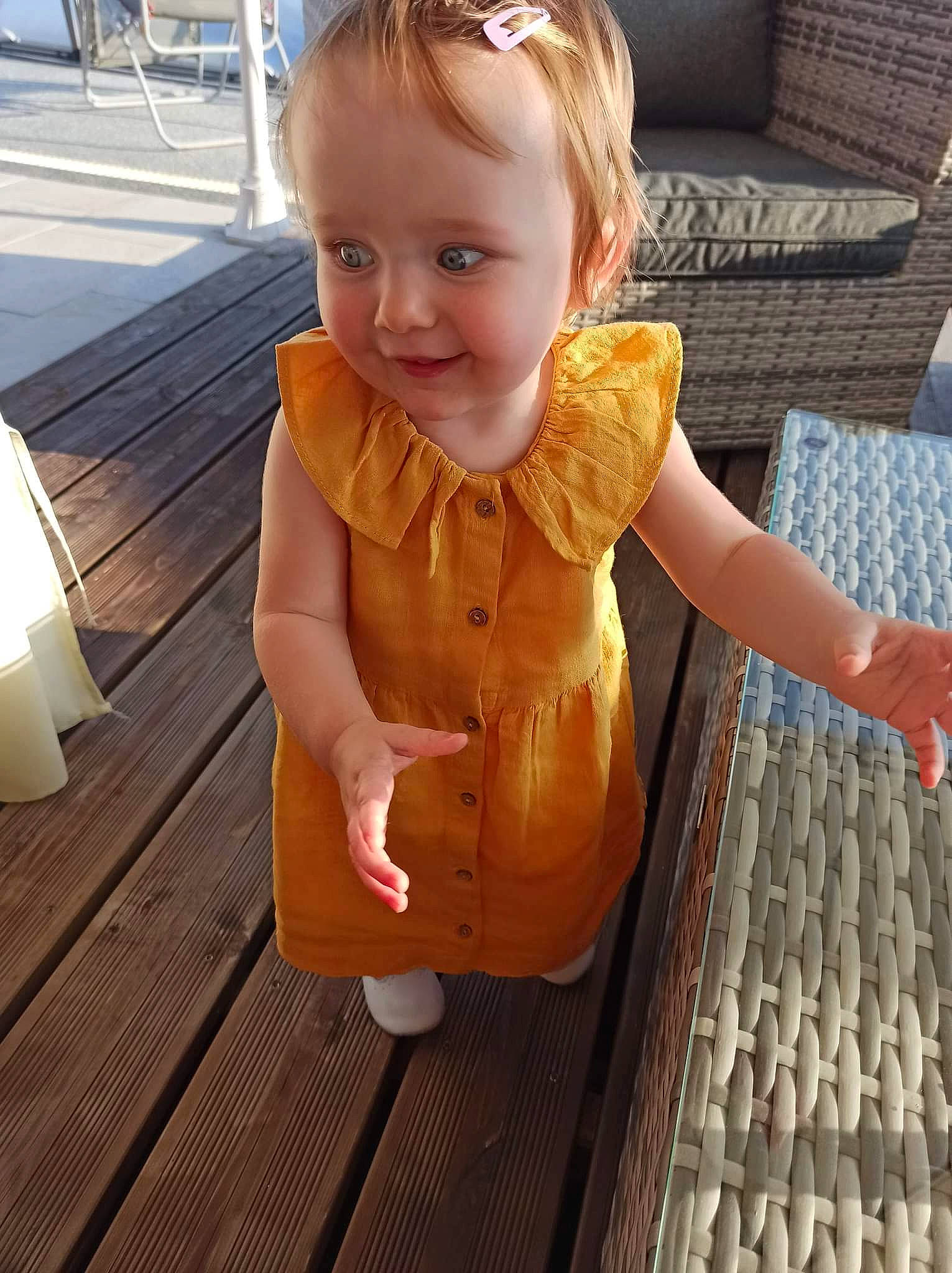 Alya a rejoint le concours — aidez-le/la à gagner de superbes lots ! baby, baby_toddler_clothing, cheek, child, flooring, fun, hand, happy, hardwood, lamp, leisure, person, sitting, skin, smile, summer, thumb, toddler, varnish, wood