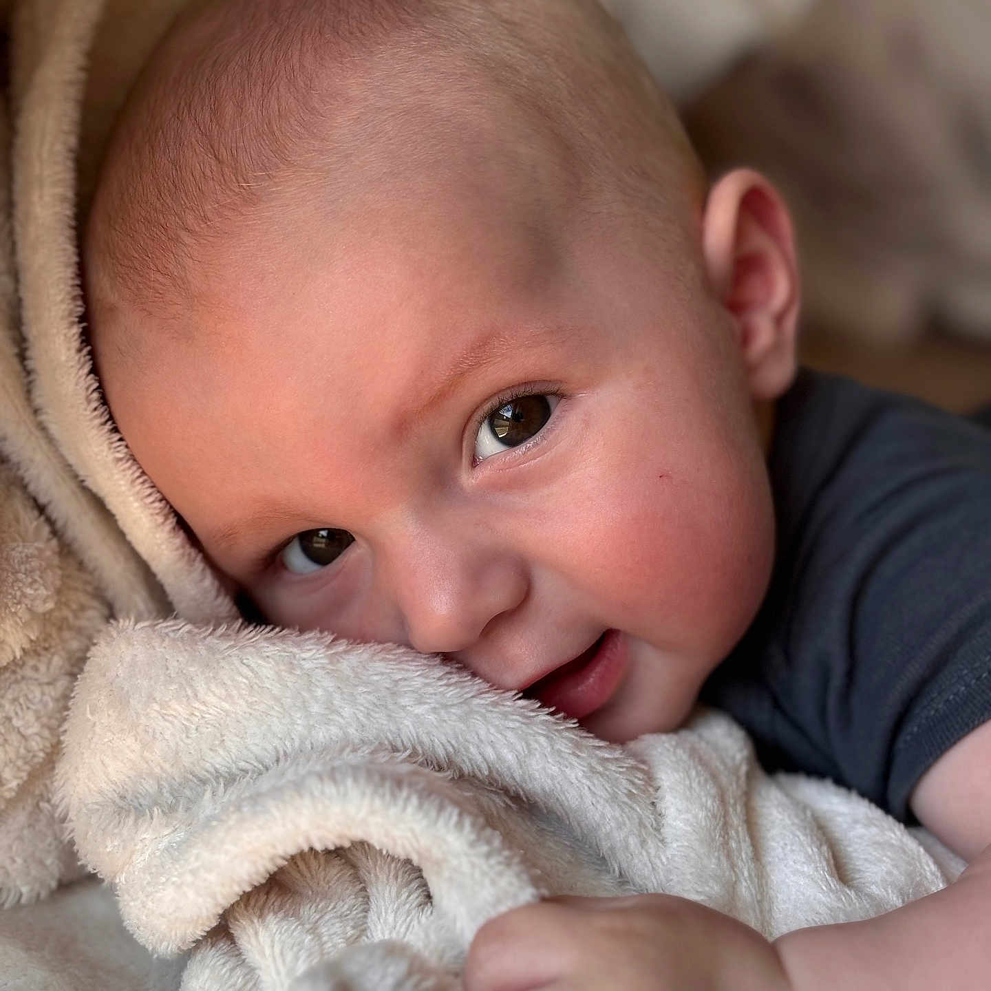 Marlonn participe au concours pour gagner de l'argent avec cette photo : baby, blanket, closeup, cozy, cuddle, cute, expression, face, hand, indoor, infant, light, natural_light, person, portrait, skin, soft, toddler, warm, young_child