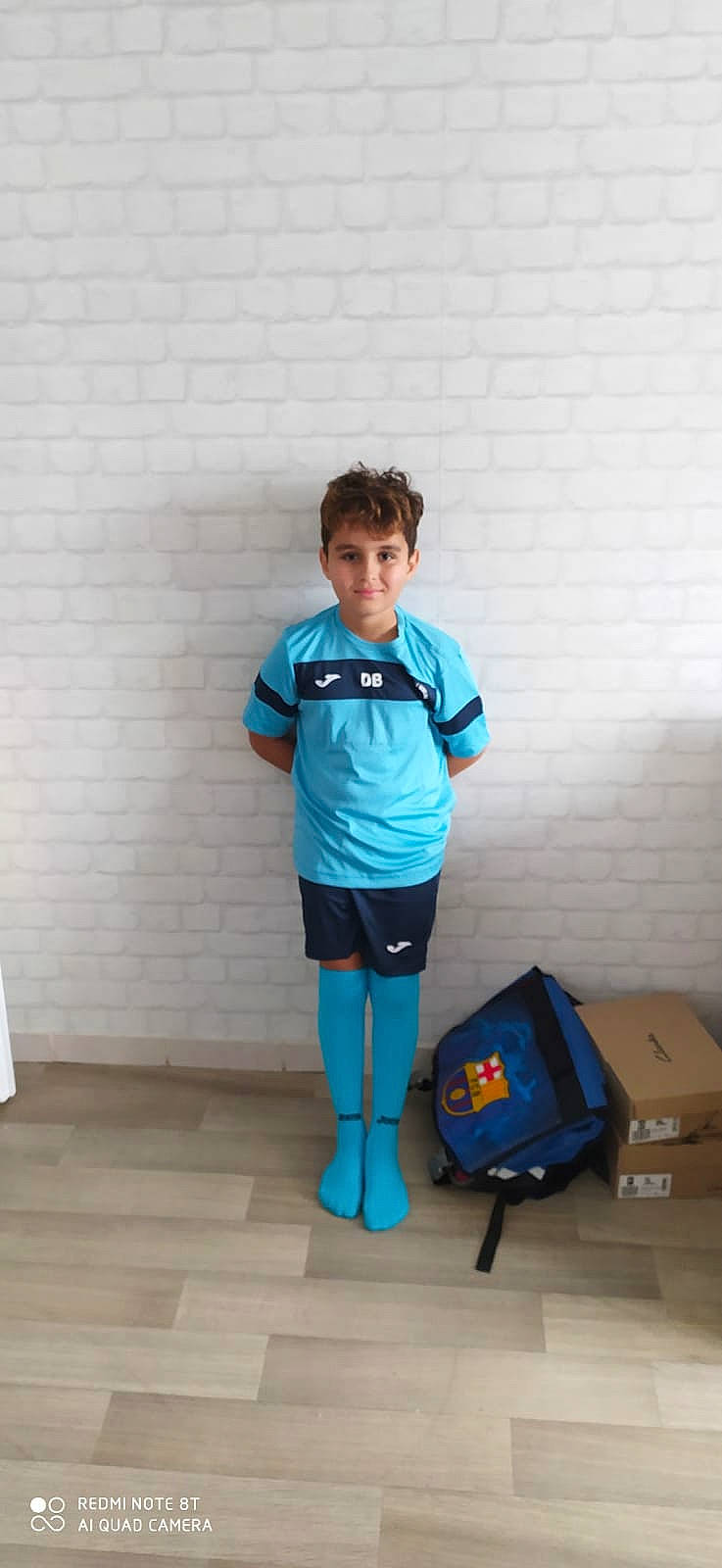 Bilal a rejoint le concours — aidez-le/la à gagner de superbes lots ! backpack, bag, baggage, box, carton, child, electric_blue, flooring, hardwood, human_leg, joy, knee, luggage_and_bags, person, room, shipping_box, shorts, sleeve, sportswear, sweatpant