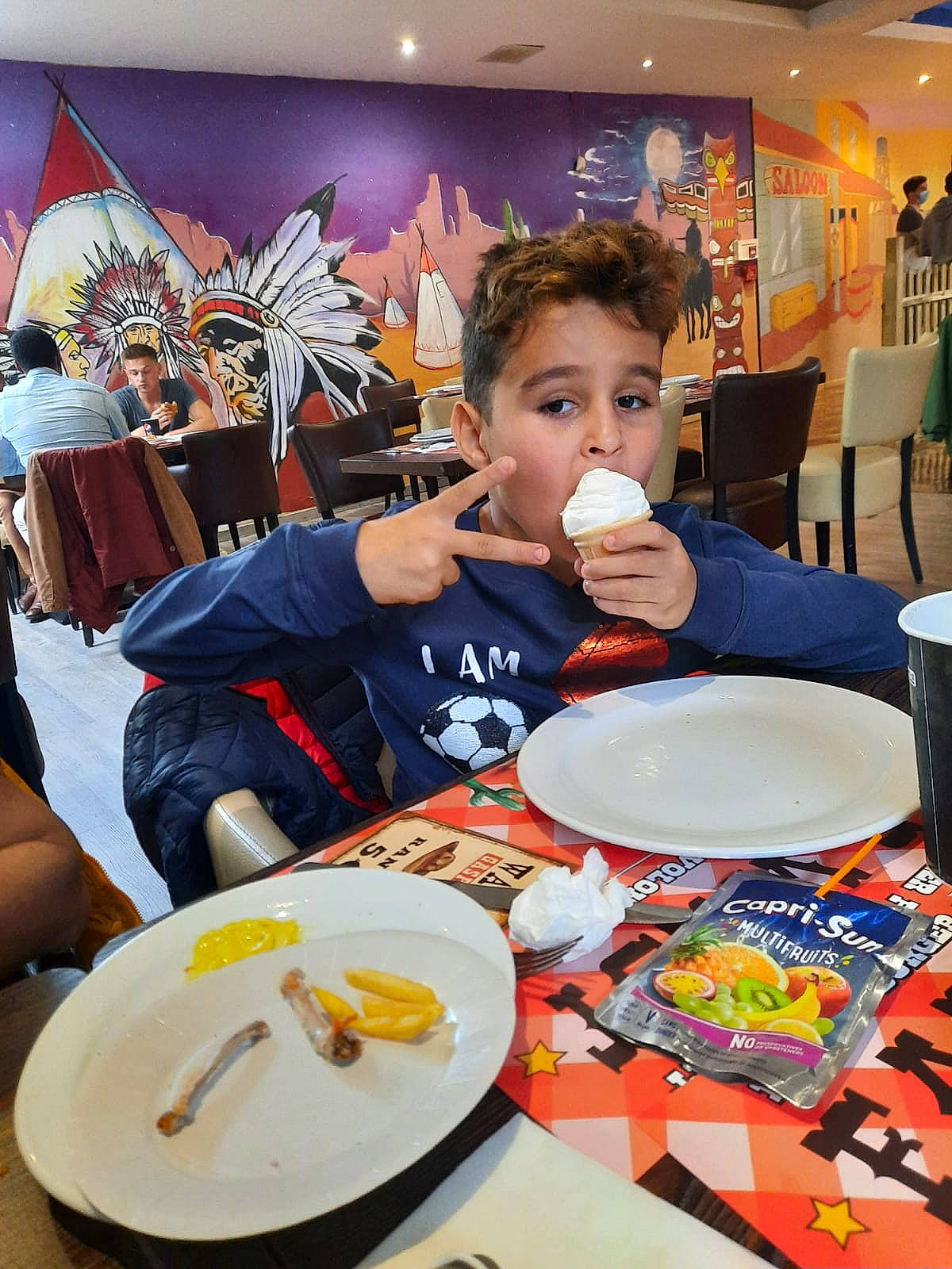 Bilal participe au concours pour gagner de l'argent avec cette photo : blurred, chair, child, comfort_food, cooking, cuisine, cup, dish, dishware, drinkware, eating, event, food, junk_food, person, plate, porcelain, serveware, t_shirt, table