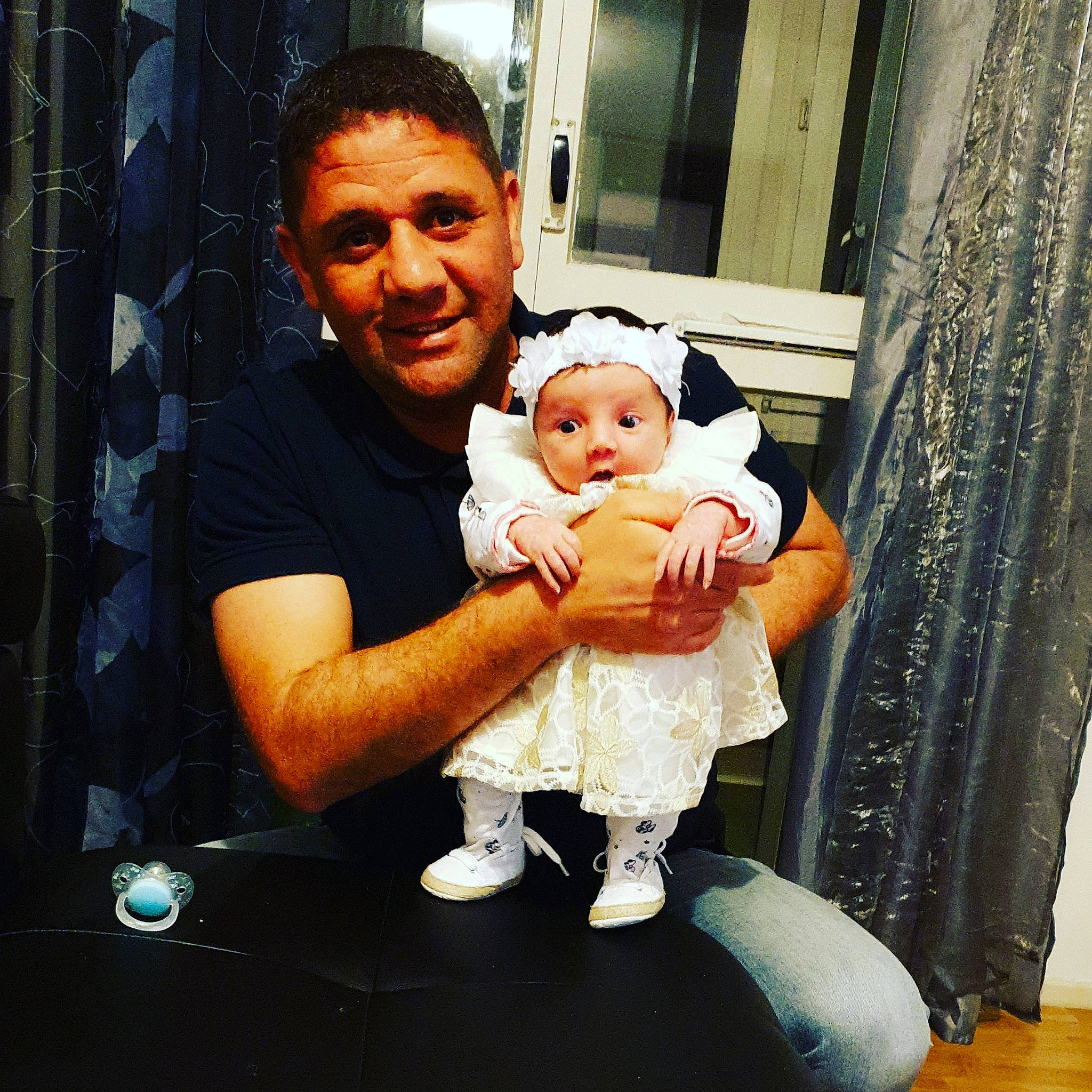 Dania a rejoint le concours — aidez-le/la à gagner de superbes lots ! arm, baby, cheek, child, cool, family, father, figurine, hand, happy, head, headwear, person, smile, t_shirt, toddler, toy, vacation