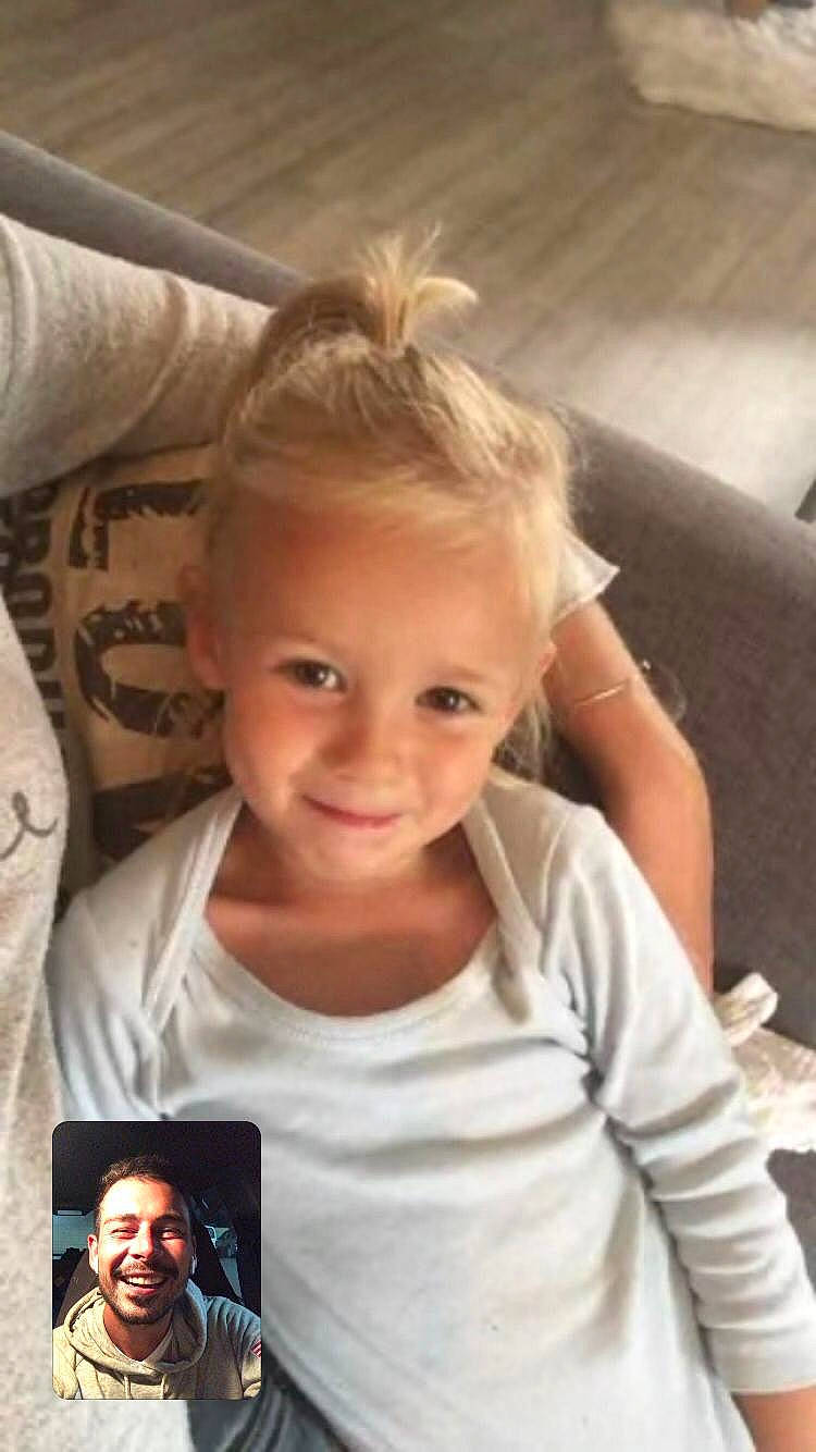 Pacific a rejoint le concours — aidez-le/la à gagner de superbes lots ! beauty, blond, child, comfort, communication_device, electronic_device, face, facial_expression, finger, fun, gadget, gesture, happy, head, joy, muscle, organ, person, sleeve, smile