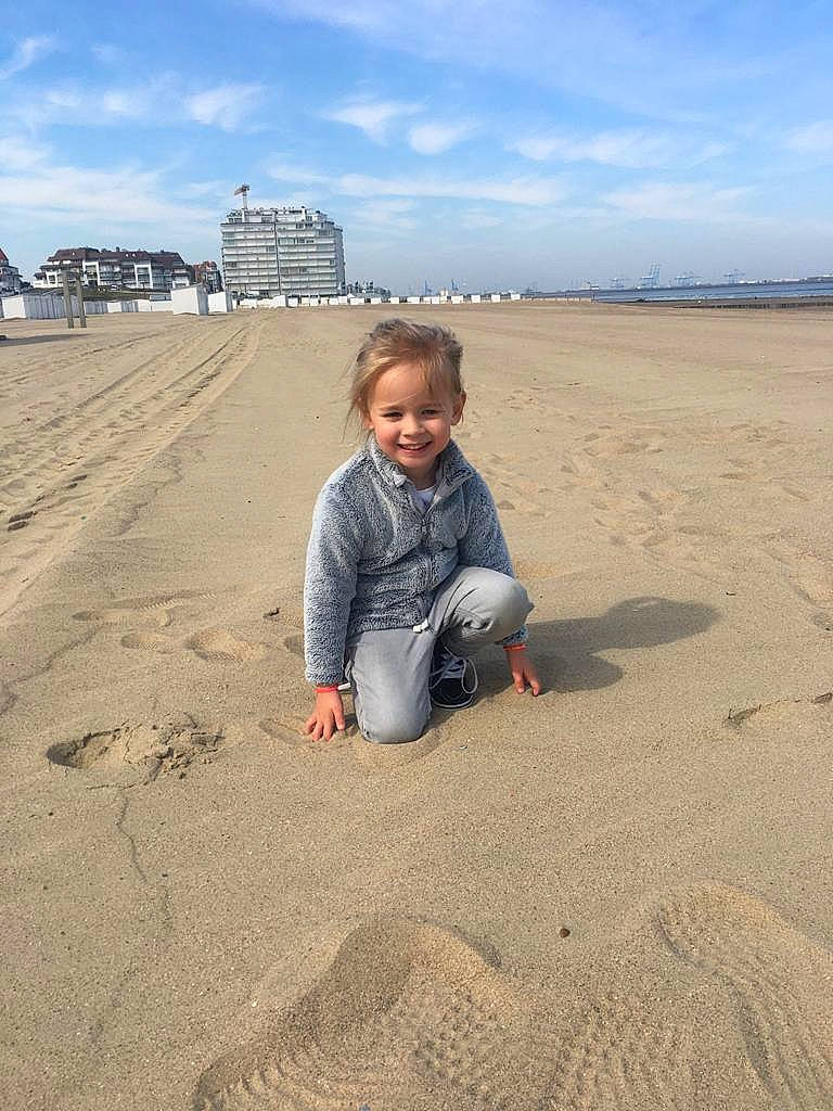 Pacific participe au concours pour gagner de l'argent avec cette photo : aeolian_landform, beach, cloud, coast, coastal_and_oceanic_landforms, ecoregion, fun, horizon, jeans, joy, landscape, people_in_nature, person, sand, shore, singing_sand, sky, smile, soil, toddler