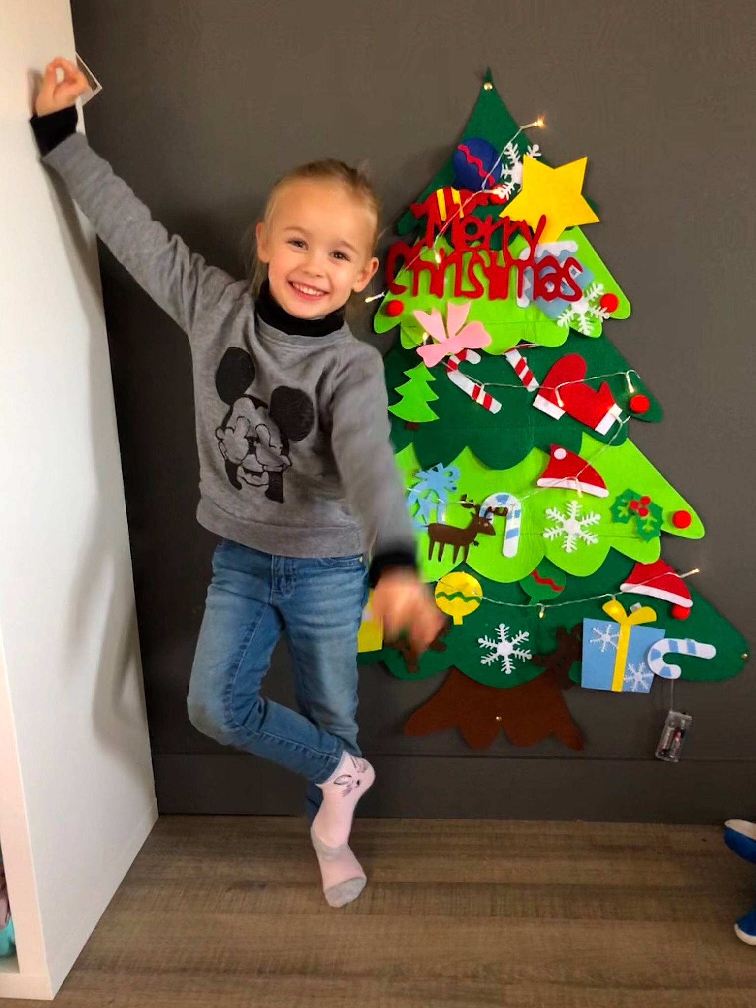 Pacific a rejoint le concours — aidez-le/la à gagner de superbes lots ! christmas_decoration, christmas_ornament, christmas_tree, event, evergreen, fun, happy, holiday, holiday_ornament, house, jeans, joy, leg, ornament, person, sleeve, smile, standing, t_shirt, toddler