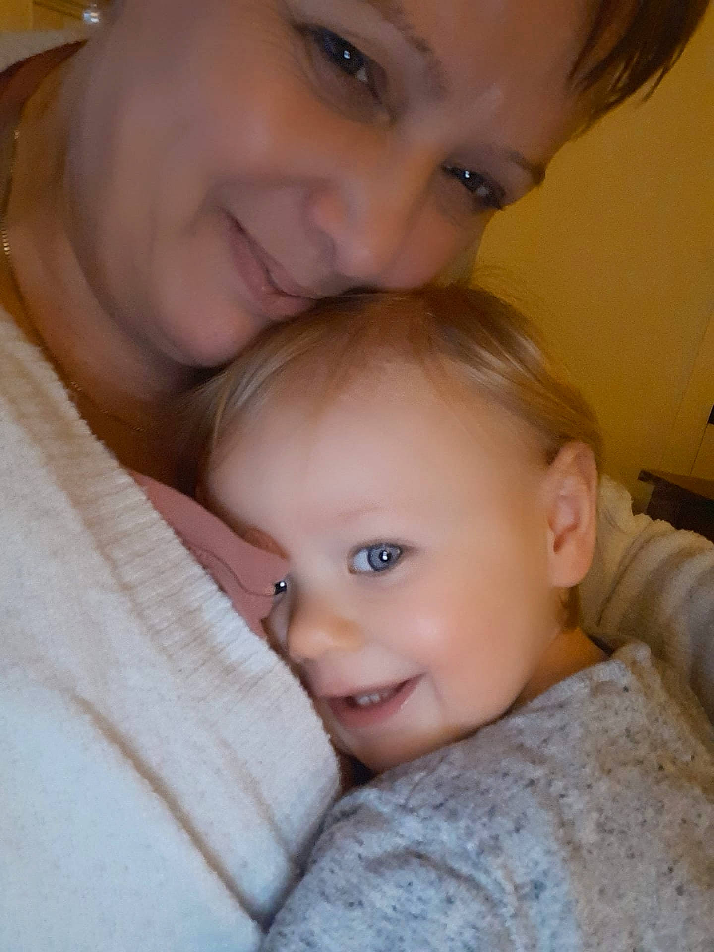 Blake participe au concours pour gagner de l'argent avec cette photo : baby, cheek, chin, ear, eye, eyebrow, eyelash, forehead, gesture, hair, happy, head, iris, joy, lip, mouth, nose, organ, person, skin