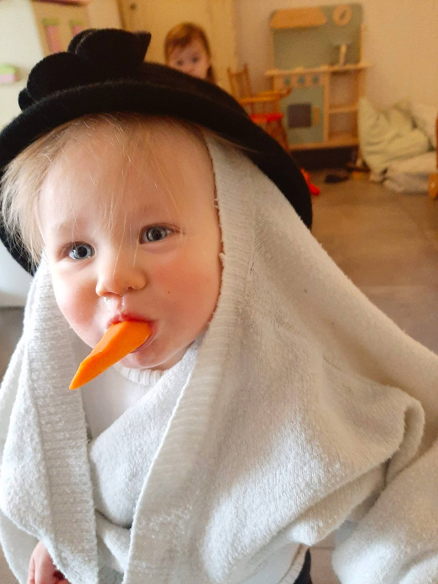 Blake participe au concours pour gagner de l'argent avec cette photo : baby, baby_toddler_clothing, bib, cheek, child, comfort_food, costume_hat, dress, fashion_accessory, finger_food, happy, hat, lip, mouth, neck, nose, person, sitting, sun_hat, sweetness