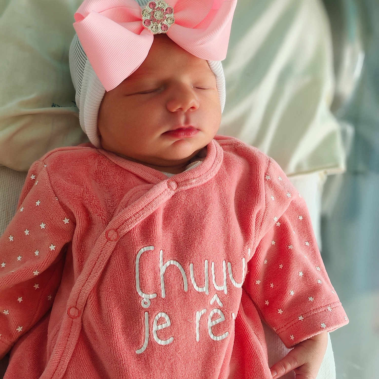 Inaya participe au concours pour gagner de l'argent avec cette photo : adorable, baby, bed, blanket, child, closeup, cute, indoor, infant, newborn, peaceful, pink_bow, pink_outfit, portrait, resting, sleeping, soft_texture, stars_pattern, white_cap, young