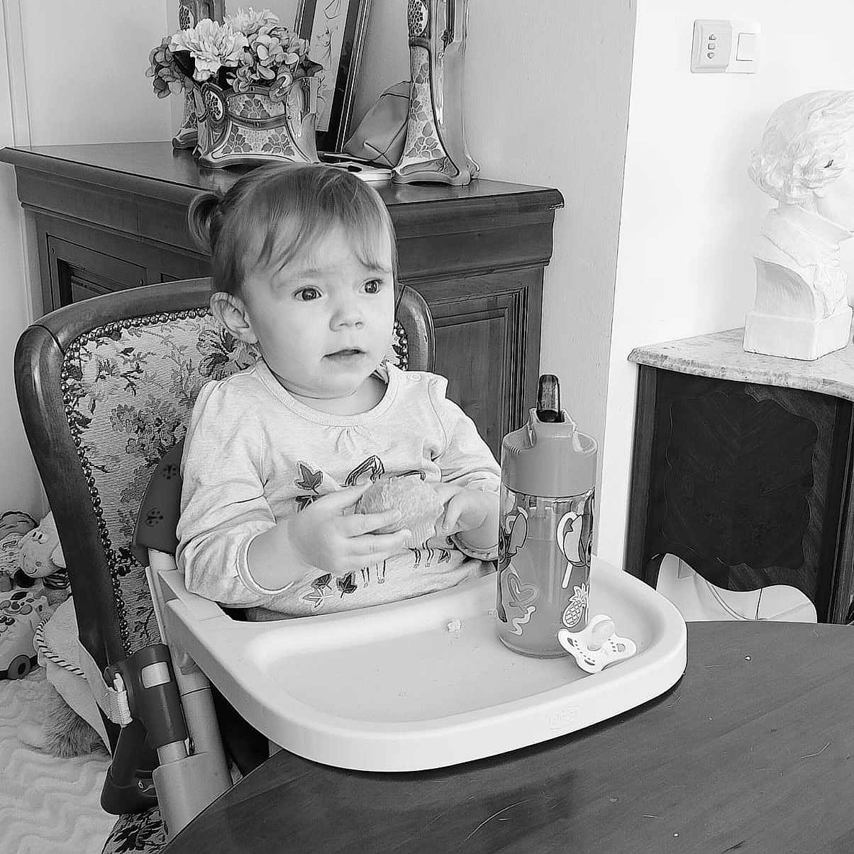 Rose a rejoint le concours — aidez-le/la à gagner de superbes lots ! black_and_white, bread, cabinet, chair, child, curious, decor, expression, face, flowers, furniture, high_chair, home, indoor, monochrome, pacifier, portrait, table, toddler, vase
