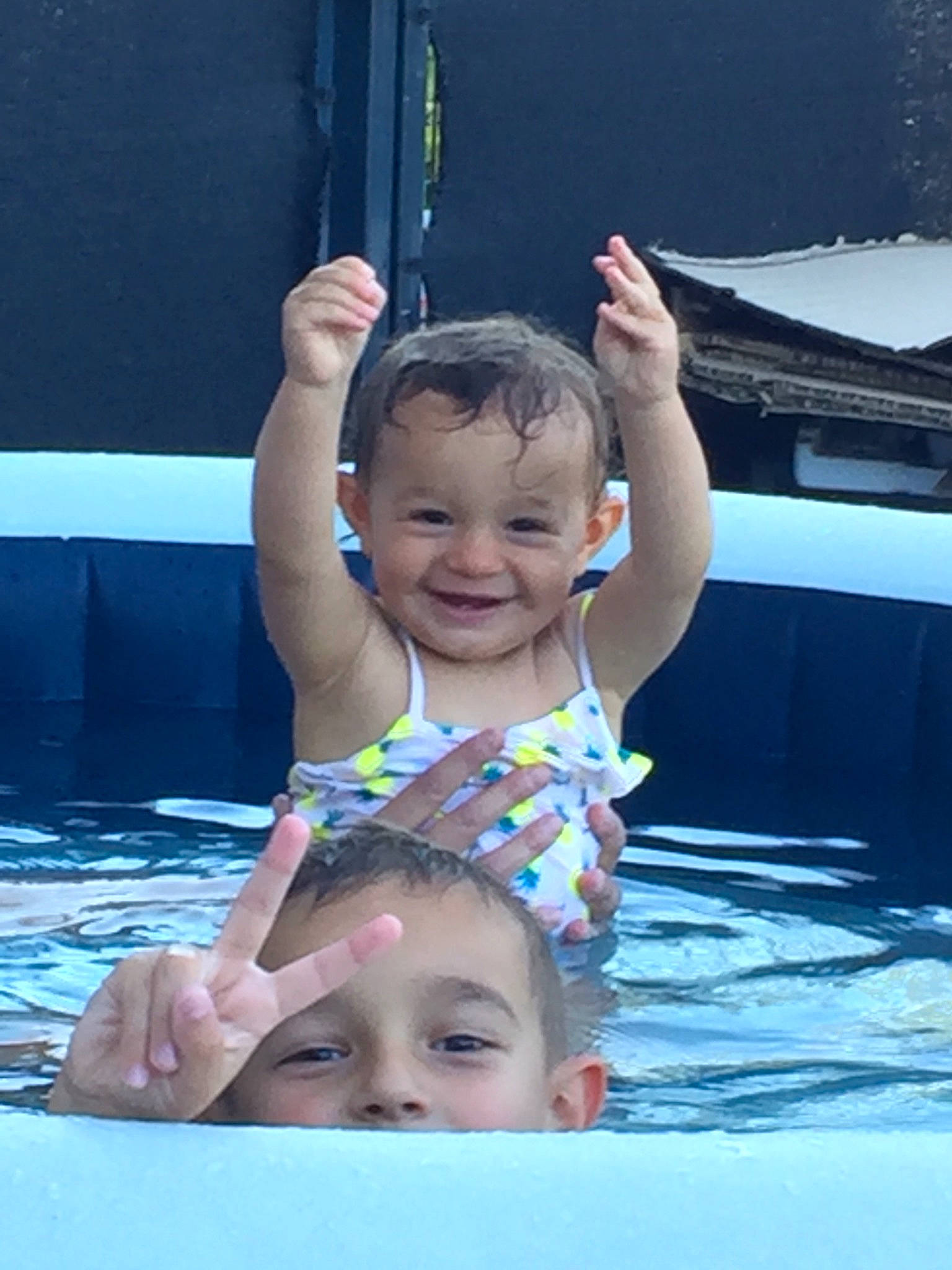 Lyna a rejoint le concours — aidez-le/la à gagner de superbes lots ! arm, azure, baby, chest, child, eye, face, fun, happy, head, indoor_games_and_sports, joy, leisure, person, photograph, recreation, skin, smile, summer, swimming_pool