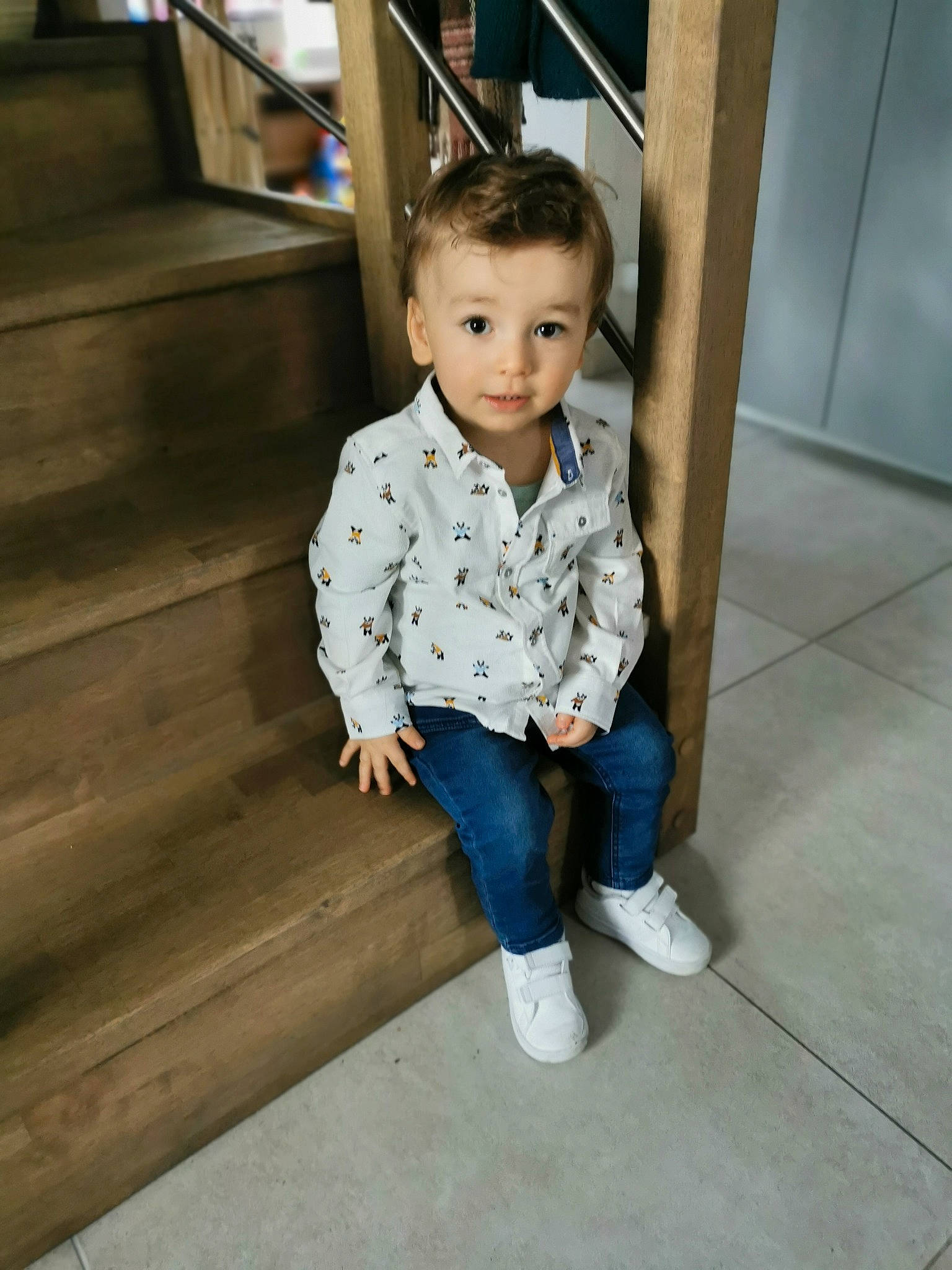 Gaspard a rejoint le concours — aidez-le/la à gagner de superbes lots ! baby, baby_toddler_clothing, denim, electric_blue, face, floor, flooring, fun, happy, hardwood, jeans, leg, leisure, person, sitting, sleeve, standing, t_shirt, toddler, waist