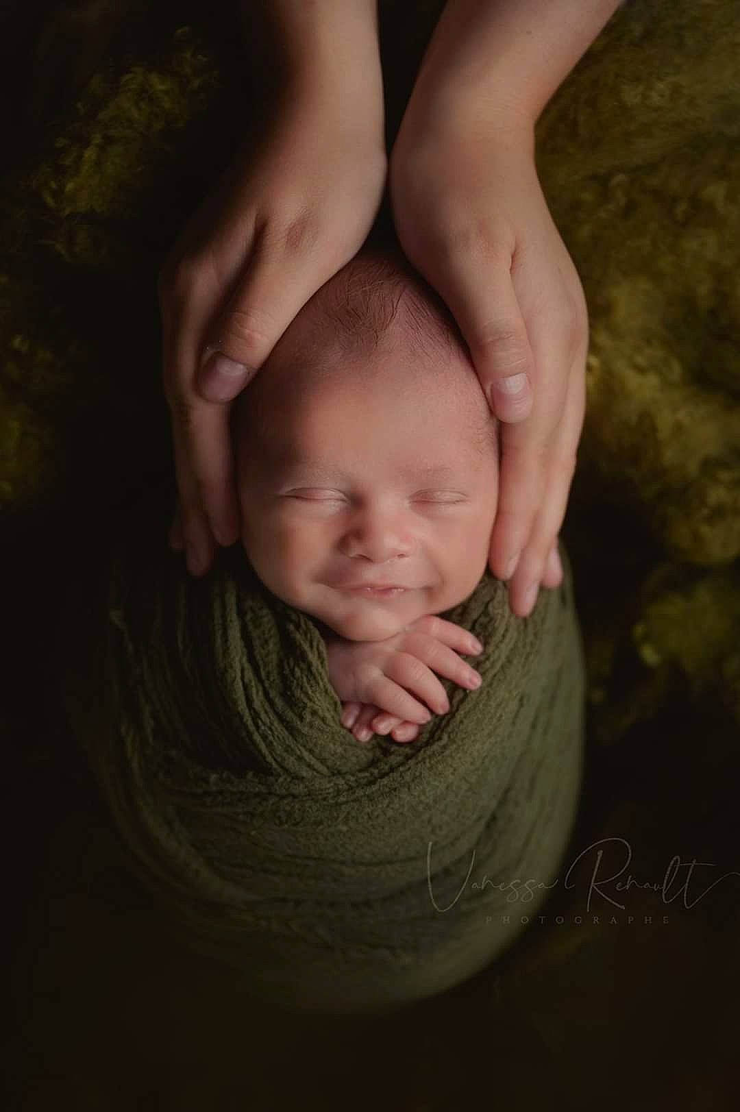 Maël participe au concours pour gagner de l'argent avec cette photo : arm, baby, cheek, child, eye, face, finger, fun, green, hand, head, leg, mouth, muscle, neck, nose, person, photography, portrait, skin