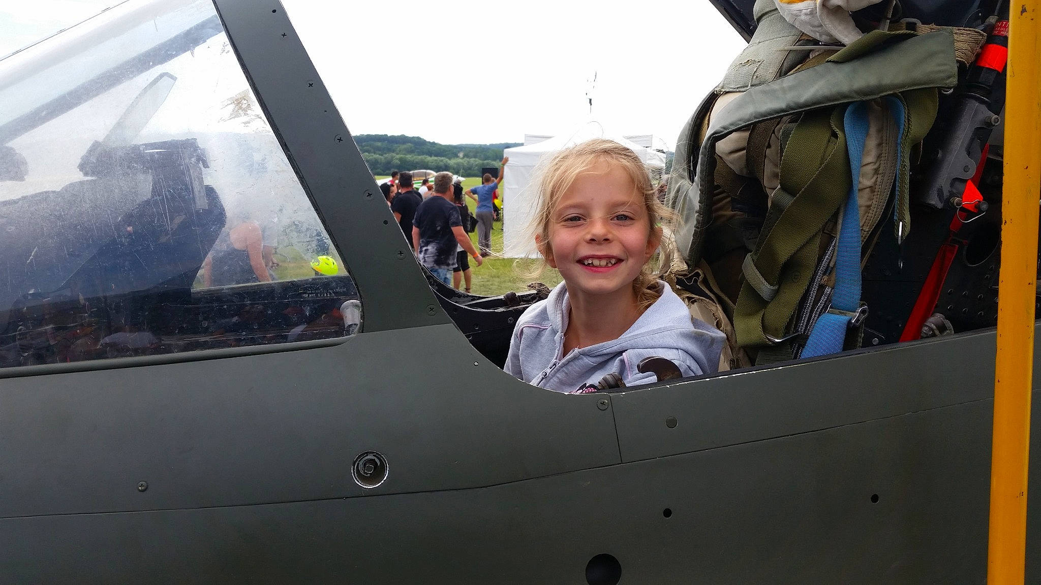 Oceane participe au concours pour gagner de l'argent avec cette photo : aerospace_manufacturer, aircraft, airplane, automotive_design, automotive_exterior, aviation, door, event, joy, monoplane, motor_vehicle, person, sky, smile, tire, toddler, travel, vehicle, vehicle_door, window