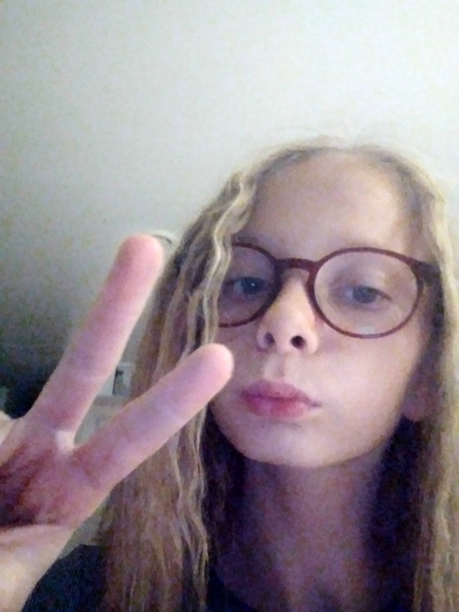 Oceane participe au concours pour gagner de l'argent avec cette photo : cheek, ear, eye, eyebrow, eyelash, eyewear, finger, forehead, glasses, hand, happy, head, iris, jaw, lip, mouth, neck, nose, person, skin