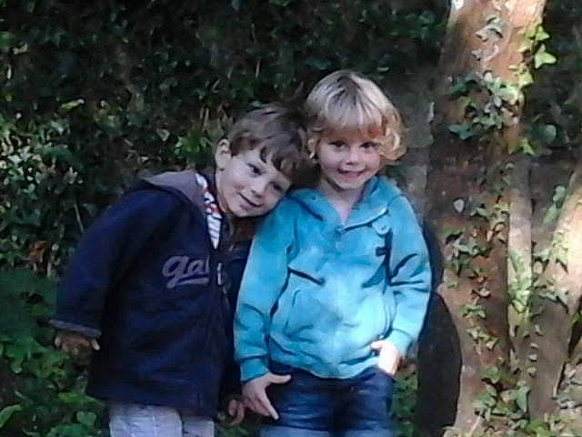 Erwann participe au concours pour gagner de l'argent avec cette photo : botany, child, clothing, event, facial_expression, forest, grass, happy, jacket, jeans, joy, leisure, natural_landscape, people_in_nature, person, plant, smile, t_shirt, toddler, tree