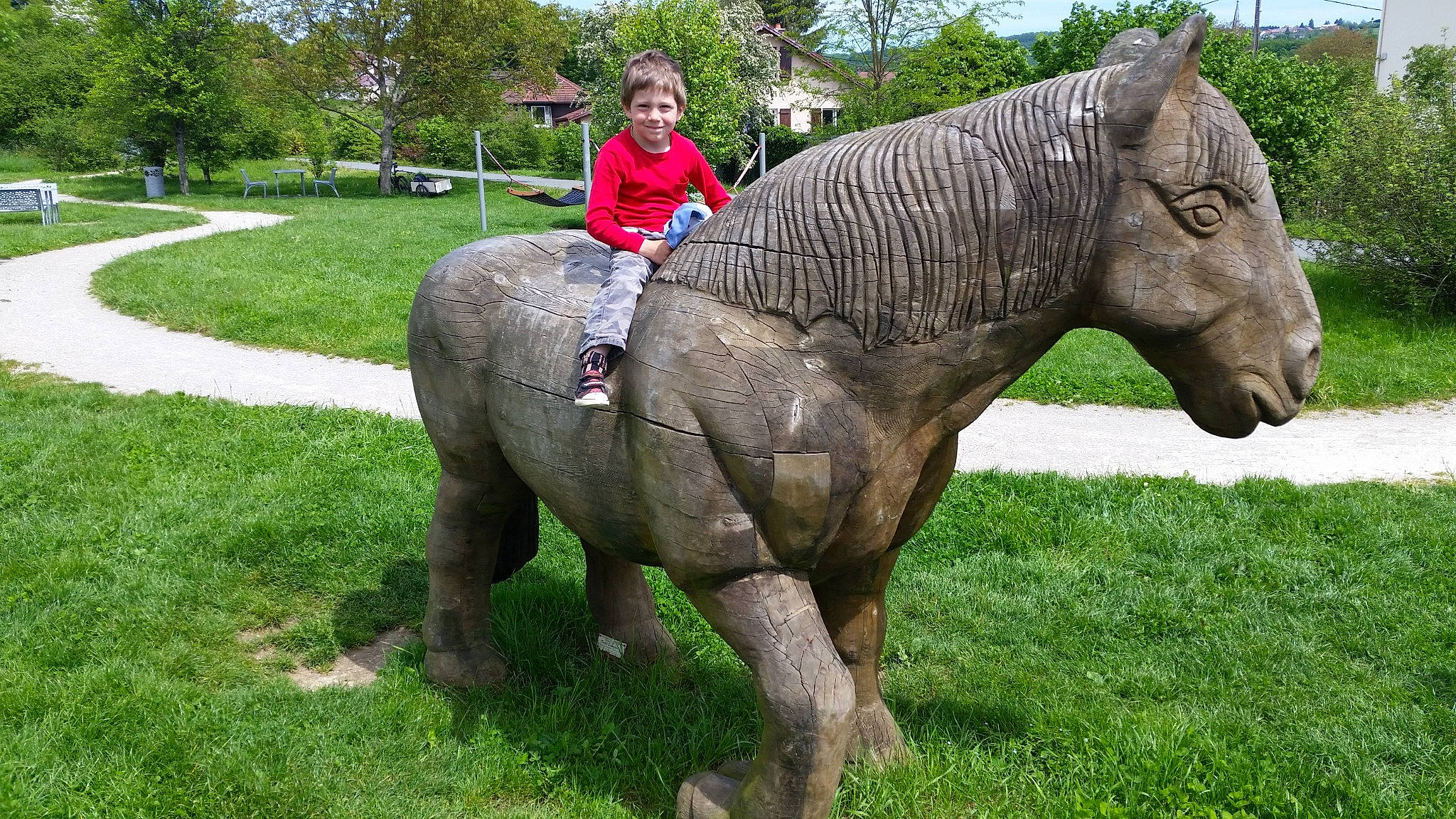 Erwann a rejoint le concours — aidez-le/la à gagner de superbes lots ! african_elephant, art, bridle, elephant, elephants_and_mammoths, grass, grassland, horse_supplies, horse_tack, indian_elephant, joy, lawn_ornament, pack_animal, person, plant, sculpture, sky, snout, statue, terrestrial_animal