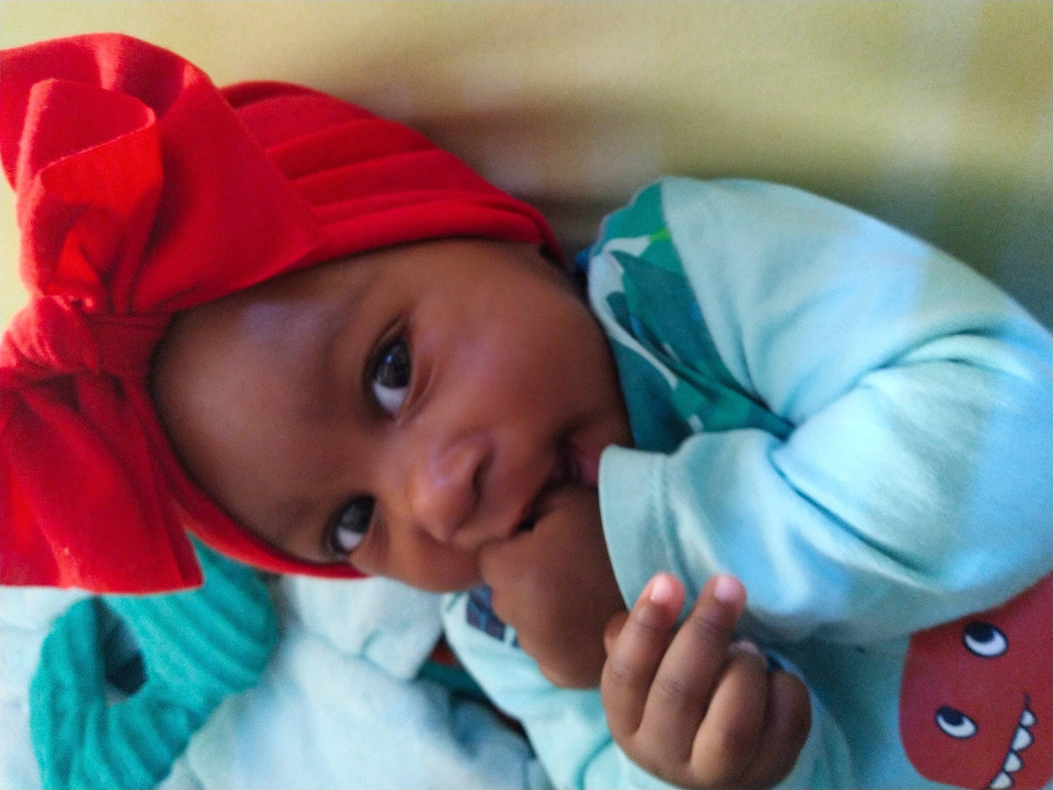 Dihonn a rejoint le concours — aidez-le/la à gagner de superbes lots ! baby, cap, cheek, child, eye, eyebrow, face, gesture, hand, happy, hat, headgear, headwear, lip, mouth, nose, organ, person, skin, sleeve