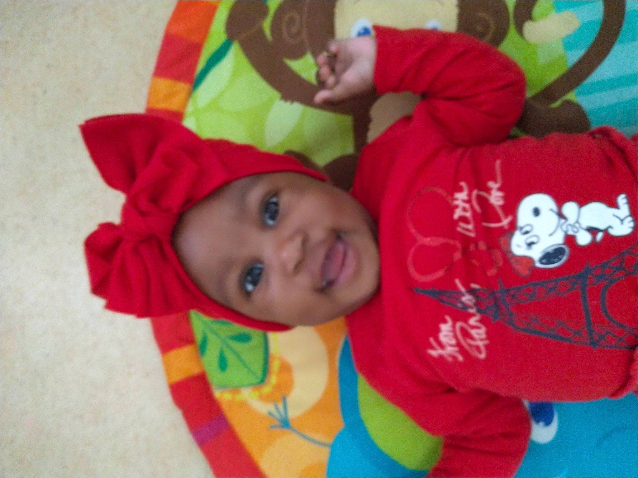 Dihonn a rejoint le concours — aidez-le/la à gagner de superbes lots ! baby, baby_products, baby_toddler_clothing, cheek, child, fun, happy, headwear, linens, mouth, person, play, sleeve, smile, t_shirt, toddler