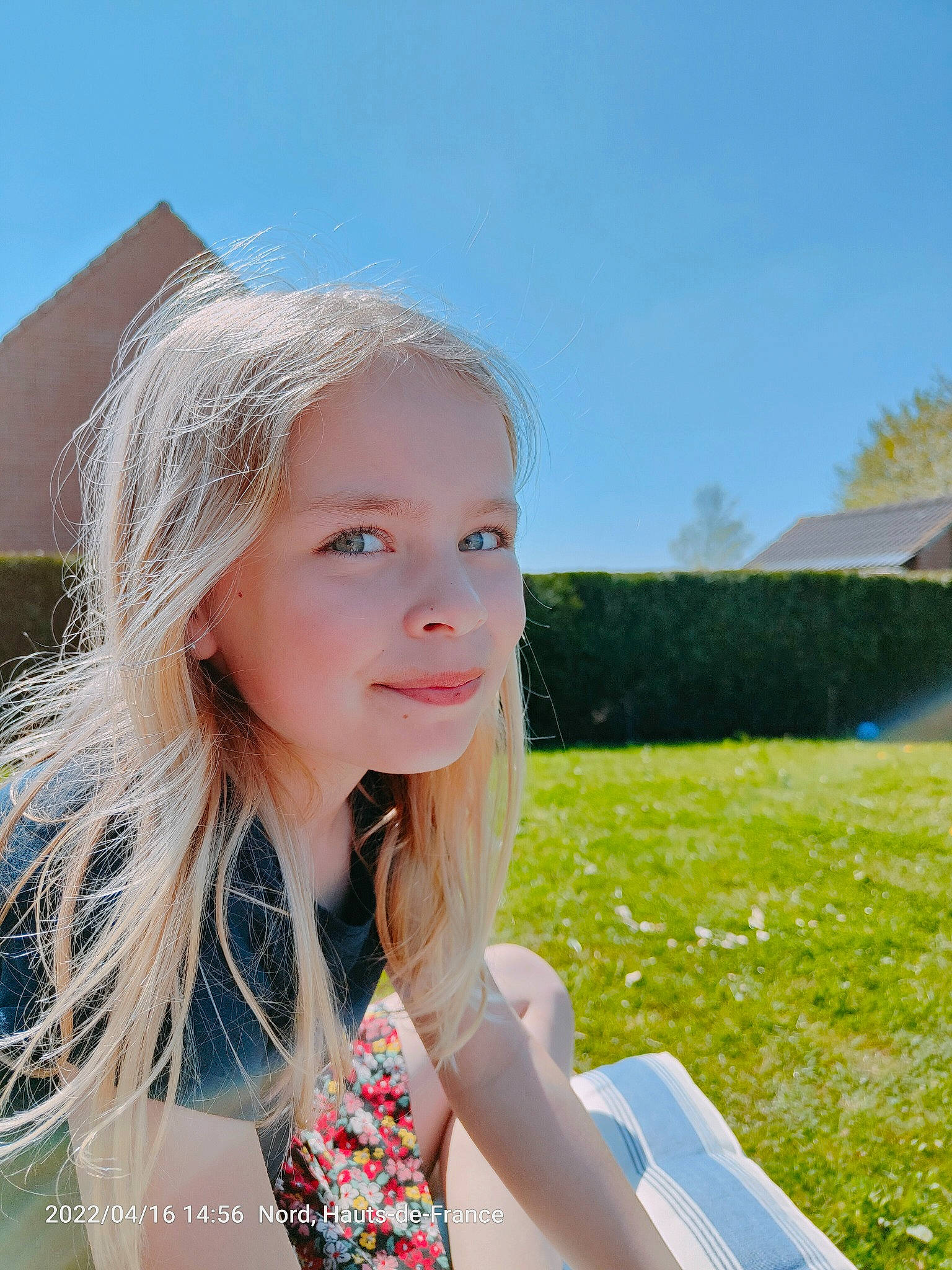 Elyne a rejoint le concours — aidez-le/la à gagner de superbes lots ! azure, blond, brown_hair, child, electric_blue, flash_photography, fun, grass, grass_family, grassland, happy, leisure, lip, long_hair, people_in_nature, person, recreation, skin, sky, street_fashion