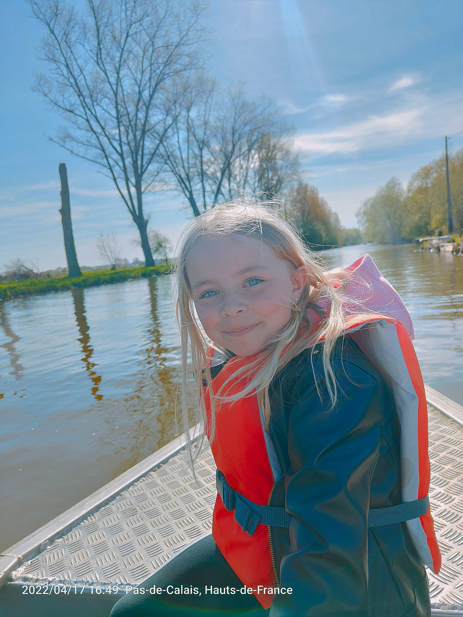 Elyne participe au concours pour gagner de l'argent avec cette photo : cloud, electric_blue, fun, happy, joy, lake, leisure, lifejacket, person, personal_protective_equipment, portrait_photography, recreation, reflection, reservoir, sky, smile, toddler, tourism, travel, tree