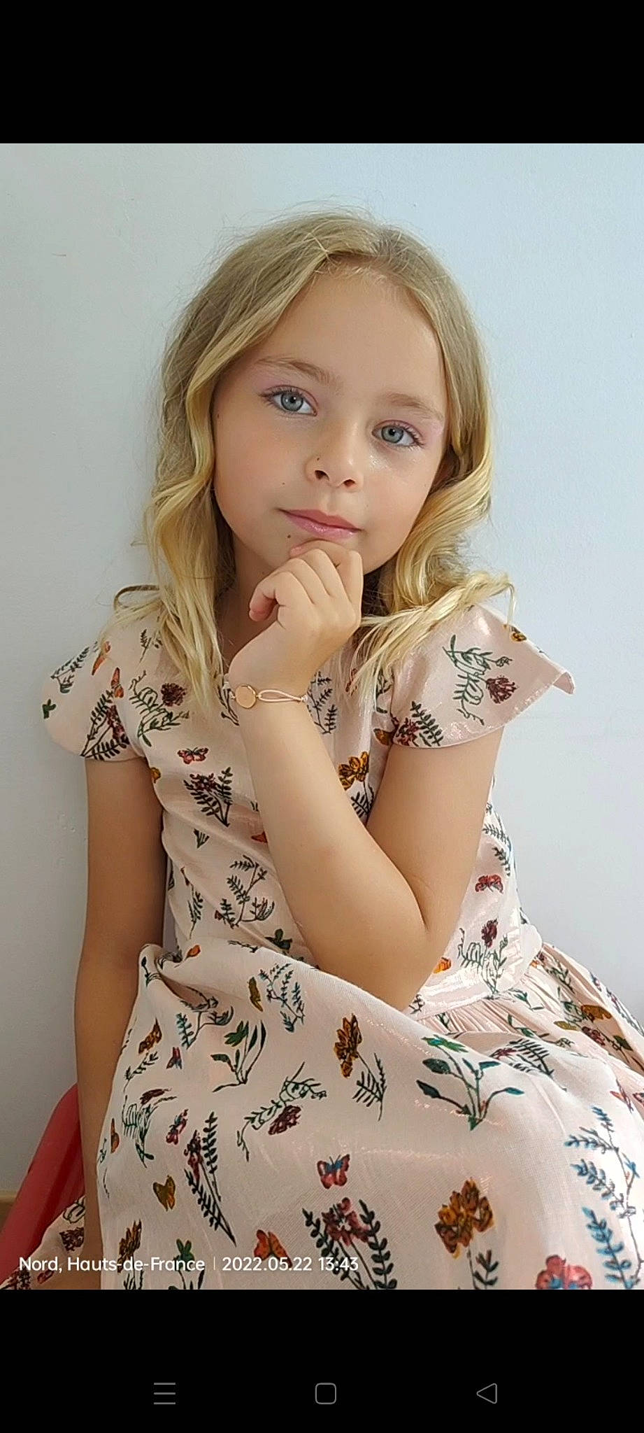 Elyne participe au concours pour gagner de l'argent avec cette photo : arm, dress_shirt, elbow, eyelash, fashion_design, finger, gesture, hair, hand, happy, head, human_body, joint, lip, neck, person, shoulder, skin, sleeve, thigh