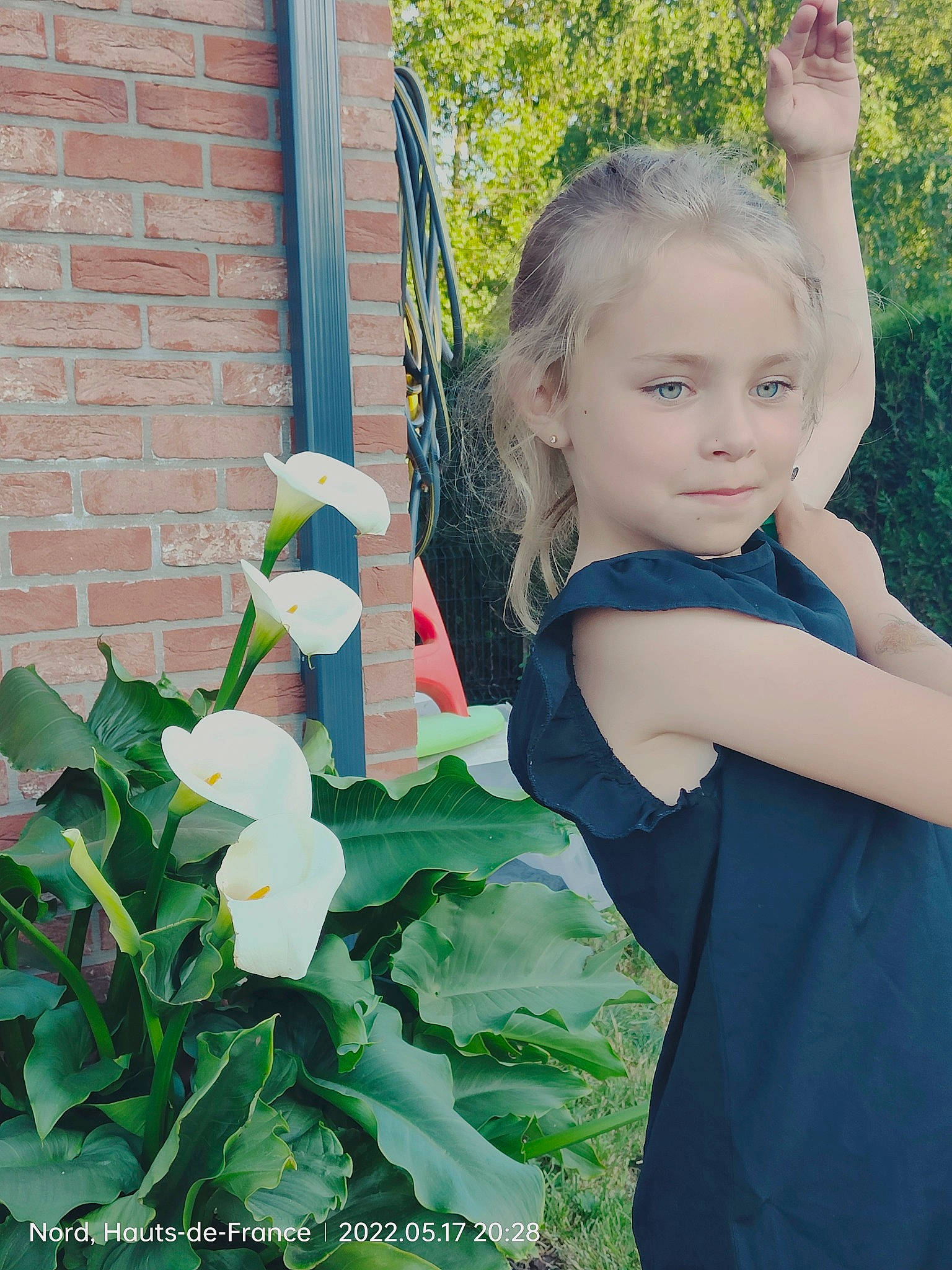 Elyne a rejoint le concours — aidez-le/la à gagner de superbes lots ! annual_plant, baby_toddler_clothing, blond, flower, flowering_plant, fruit, fun, garden, gesture, grass, happy, leisure, people_in_nature, person, petal, plant, rose_family, shrub, t_shirt, toddler