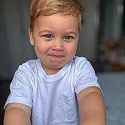 Marceau participe au concours pour gagner de l'argent avec cette photo : child, boy, smile, portrait, indoor, white_tshirt, blue_eyes, face, cute, young, person, skin, hair, arm, expression, childhood, happy, casual, closeup, blurry_background
