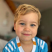 Marceau a rejoint le concours — aidez-le/la à gagner de superbes lots ! blonde_hair, blue_eyes, boy, casual, child, closeup, cute, expression, face, fashion, happy, indoor, jersey, person, portrait, skin, smile, sportswear, toddler, young