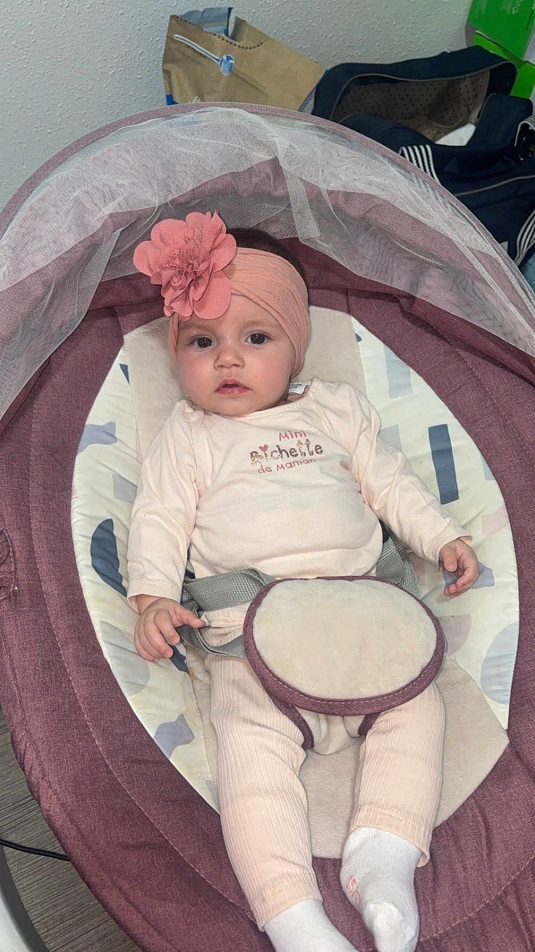 Shelsea participe au concours pour gagner de l'argent avec cette photo : baby, infant, child, headband, flower, pink, baby_seat, seatbelt, clothing, socks, indoor, floor, fabric, comfort, portrait, cute, young, person, resting, looking