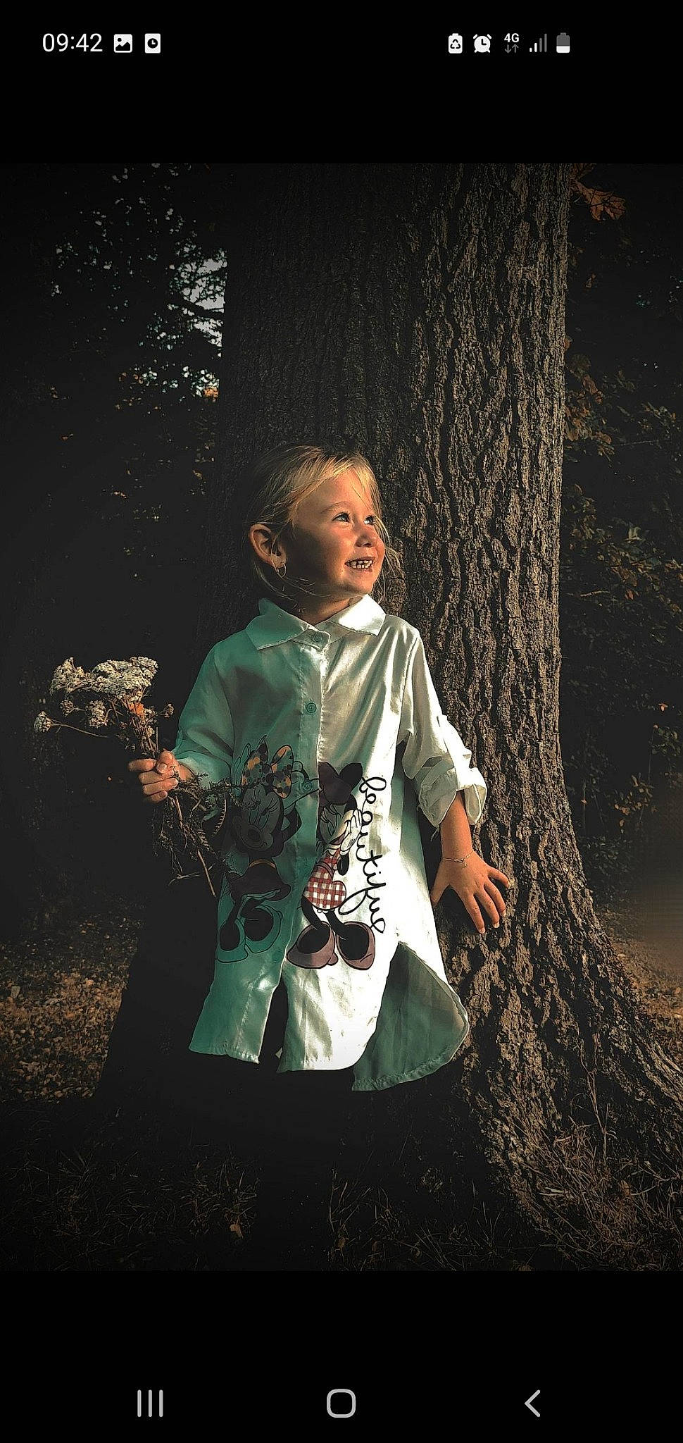 Shana a rejoint le concours — aidez-le/la à gagner de superbes lots ! adaptation, child, darkness, flash_photography, forest, fun, gesture, grass, happy, joy, people_in_nature, person, shadow, sitting, soil, standing, t_shirt, tints_and_shades, tree, trunk