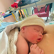 Charle Bource participe au concours pour gagner de l'argent avec cette photo : newborn, baby, sleeping, blanket, hat, skin, arm, hand, person, indoor, hospital, bed, chair, table, phone, bottle, window, cup, soft, cozy