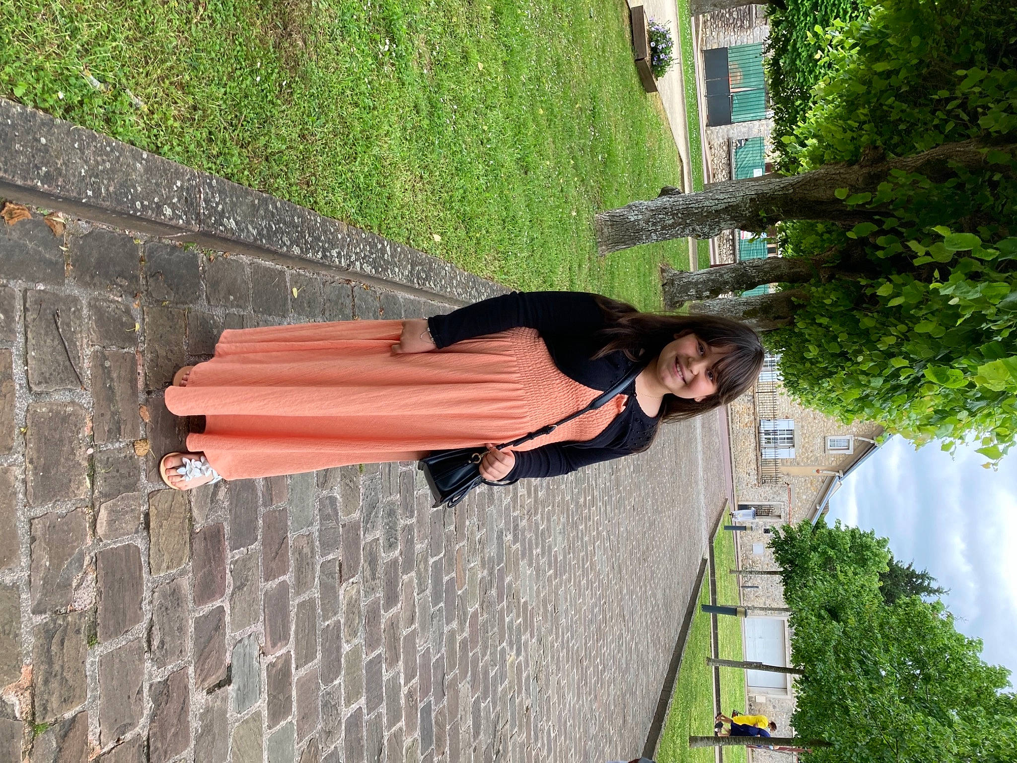 Maëva a rejoint le concours — aidez-le/la à gagner de superbes lots ! brick, brickwork, dress, fun, grass, green, human_leg, joy, leisure, line, people_in_nature, person, photograph, plant, pole, shrub, smile, street_fashion, thigh, tree