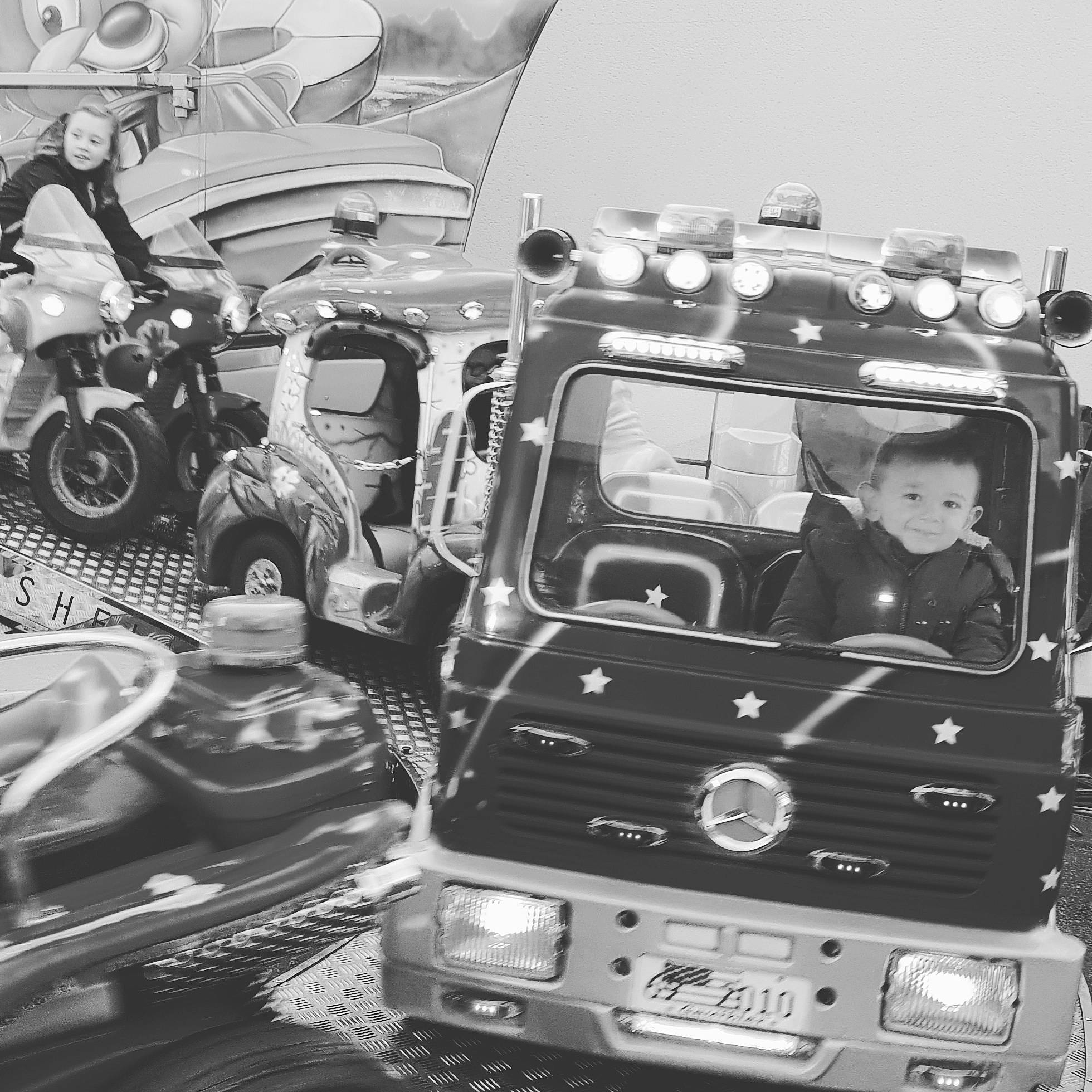 Thibaut participe au concours pour gagner de l'argent avec cette photo : car, commercial_vehicle, mode_of_transport, motor_vehicle, person, transport, truck, vehicle