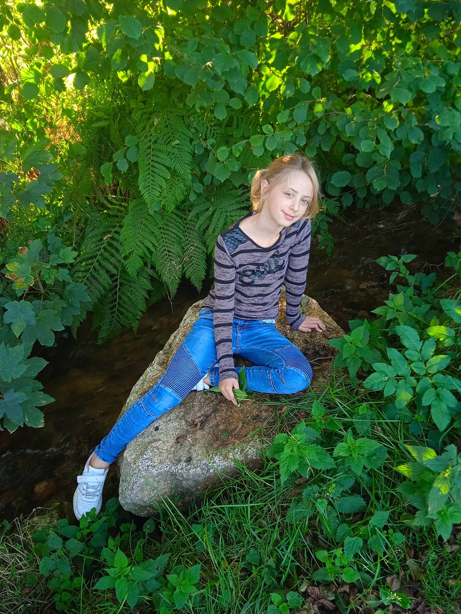 Romane a rejoint le concours — aidez-le/la à gagner de superbes lots ! adaptation, biome, botany, deciduous, dress, electric_blue, fawn, forest, grass, green, groundcover, joy, landscape, leaf, natural_landscape, people_in_nature, person, plant, shrub, terrestrial_plant