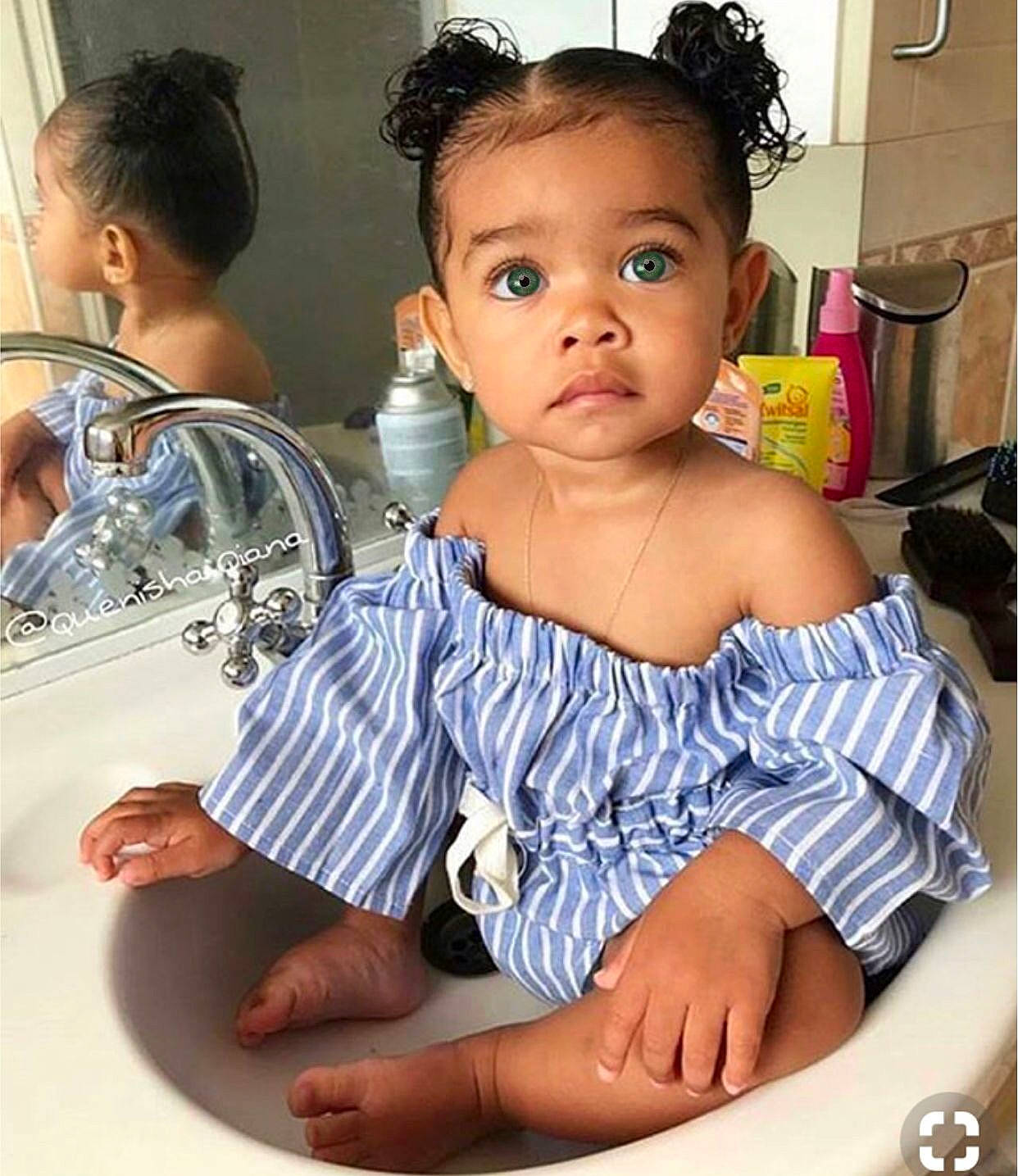 Kenza a rejoint le concours — aidez-le/la à gagner de superbes lots ! baby_toddler_clothing, cheek, child, comfort, dress, ear, eyelash, facial_expression, hair, hairstyle, happy, iris, person, plumbing_fixture, product, shoulder, sink, skin, tap, thigh