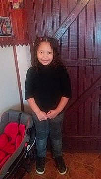 Craissy a rejoint le concours — aidez-le/la à gagner de superbes lots ! black_hair, child, jeans, lady, leg, long_hair, person, smile, thigh