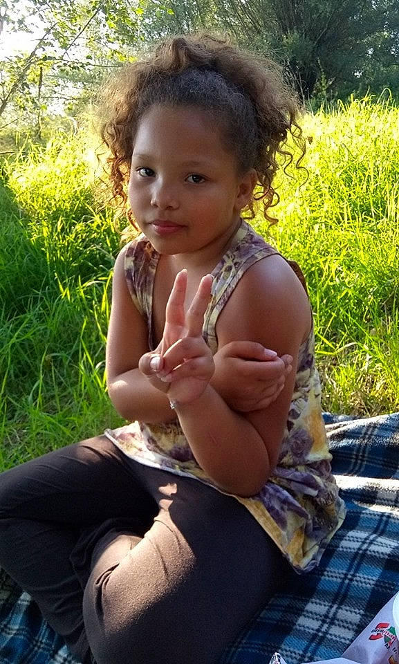 Craissy participe au concours pour gagner de l'argent avec cette photo : child, fawn, grass, leg, person, sitting, smile, toddler