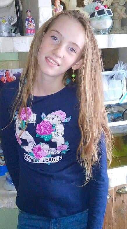 Zélia participe au concours pour gagner de l'argent avec cette photo : black_hair, blouse, brown_hair, clothing, flower, hair, hair_coloring, hairstyle, joy, long_hair, neck, person, pink, plant, product, shirt, shoulder, sleeve, t_shirt, top